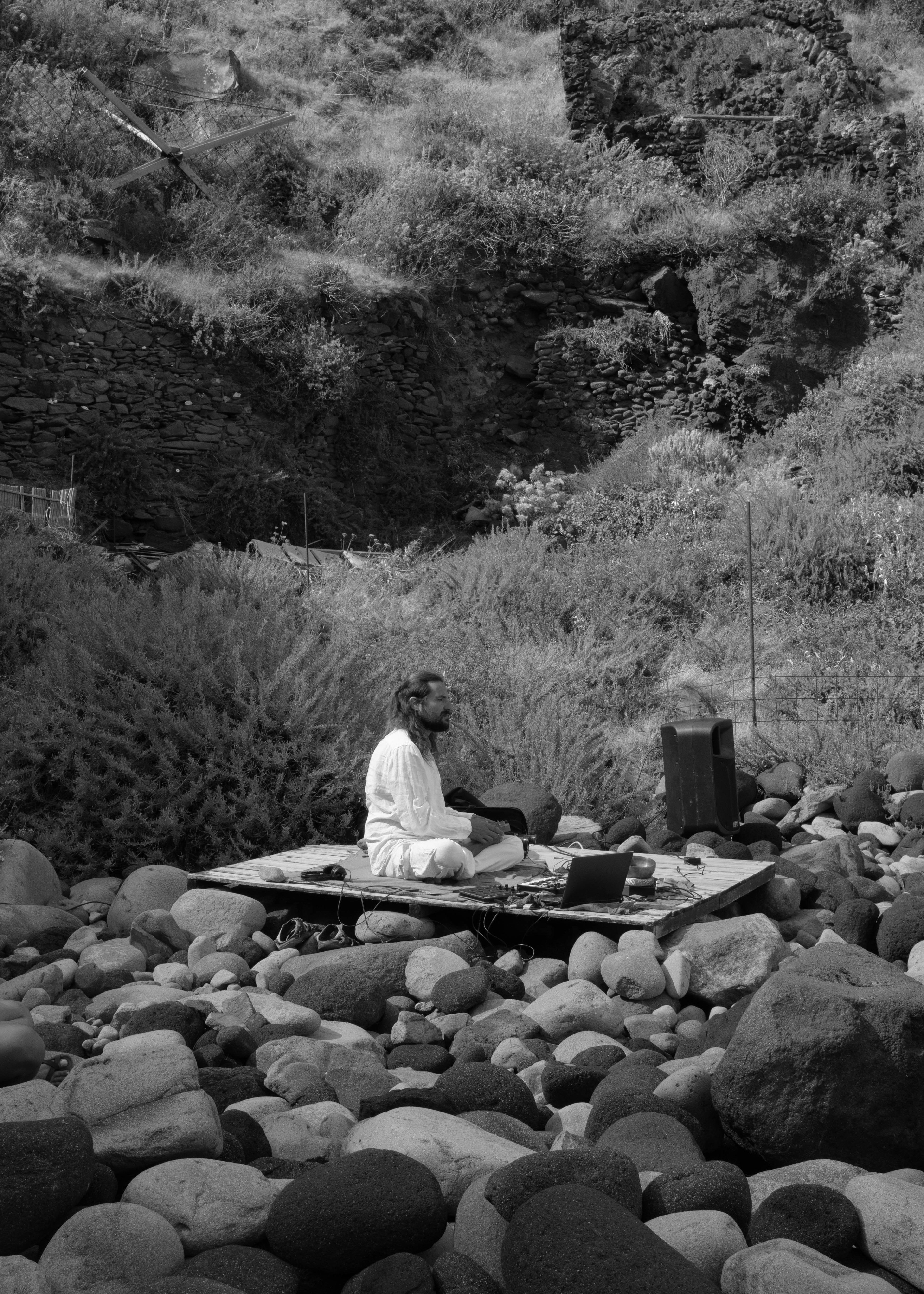 Live photography of an event organised by the Seaty Project on the island of Salina, featuring multi-instrumentalist Valerio Cairone - 2024