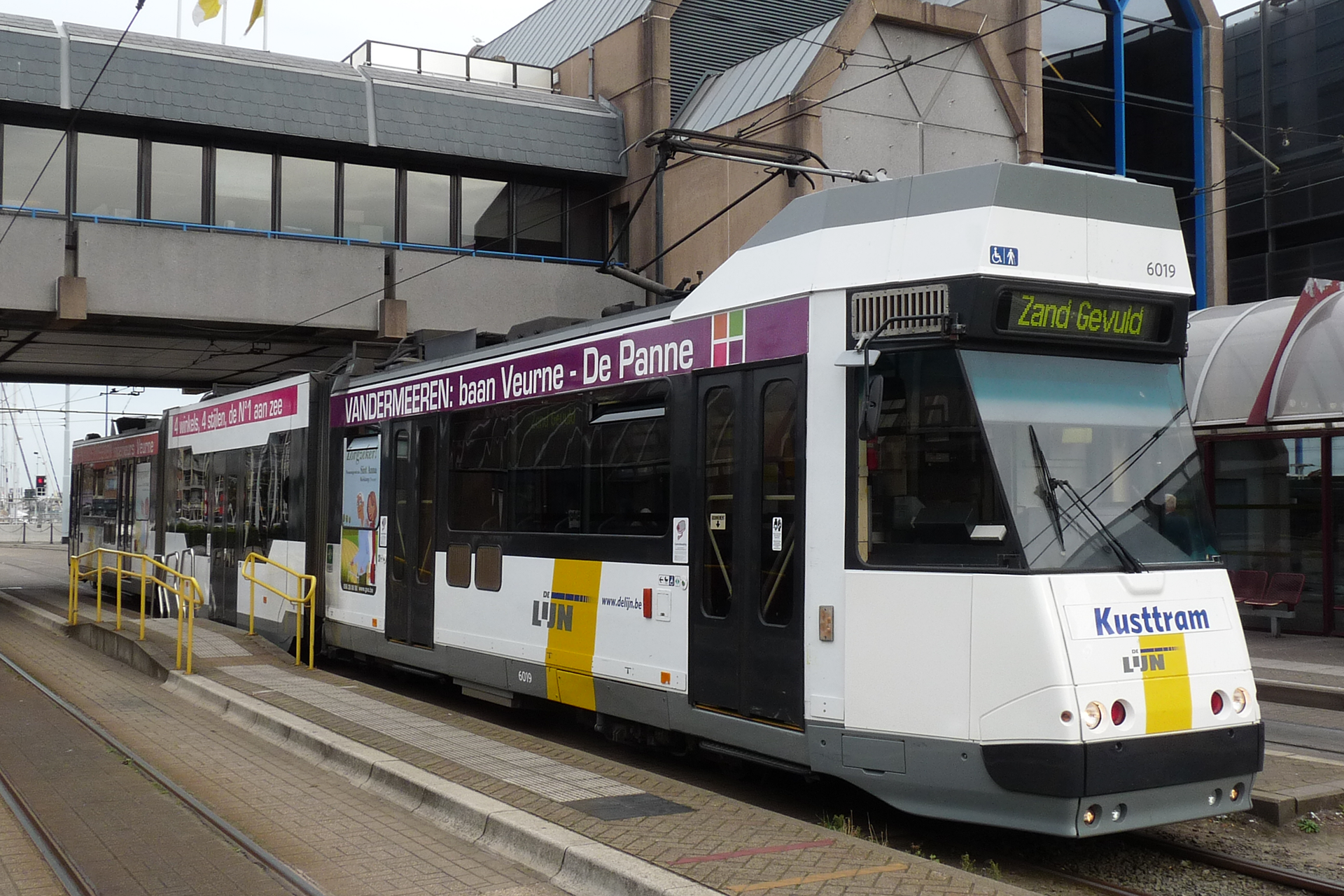 Coastal tram - Foto by Smiley.toerist (https://commons.wikimedia.org/wiki/File:Oostende_tram_2016_4.jpg)