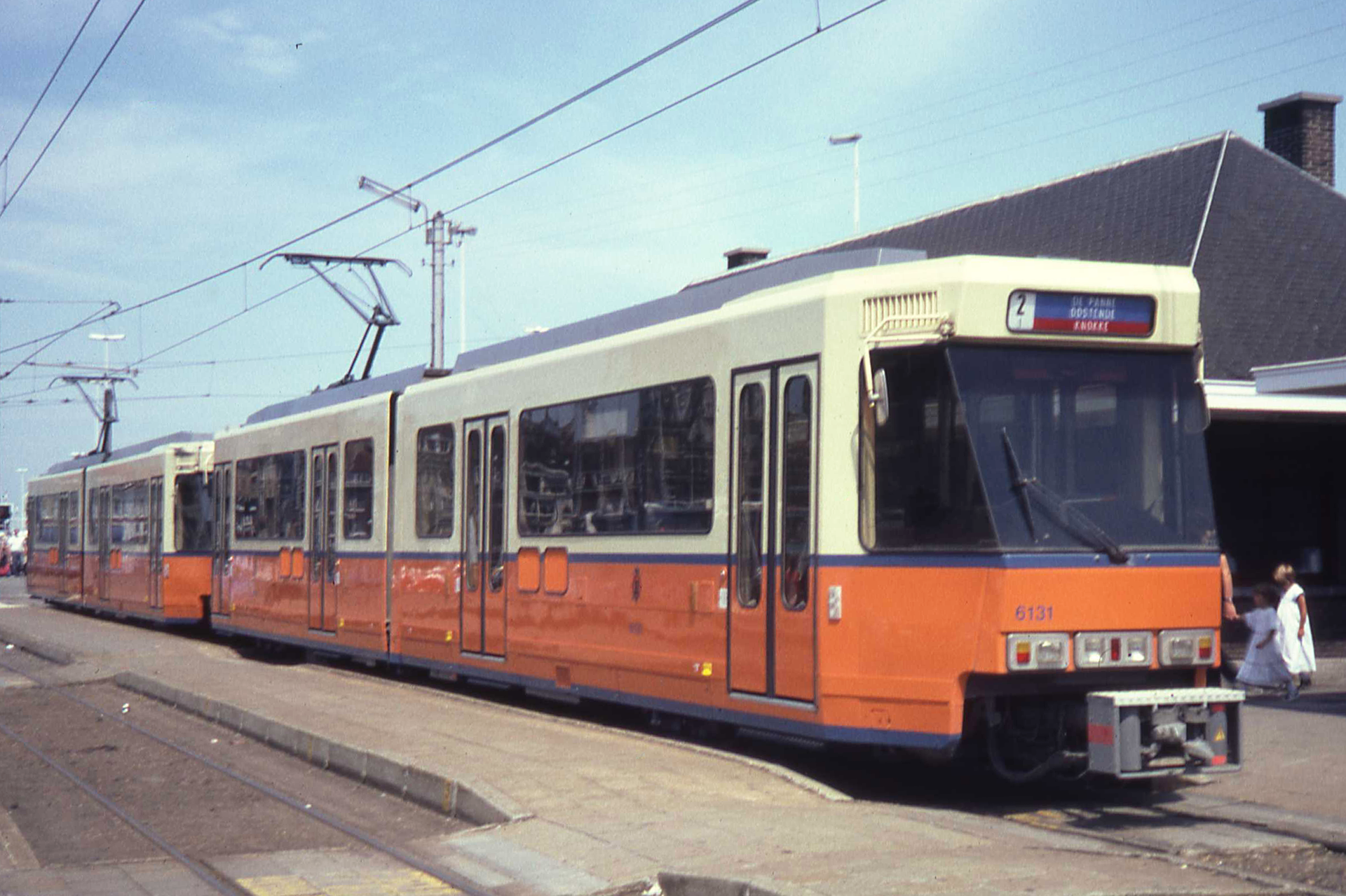 Original design - Foto by Smiley.toerist (https://commons.wikimedia.org/wiki/File:Ostende_gekoppeld_rijden.jpg)