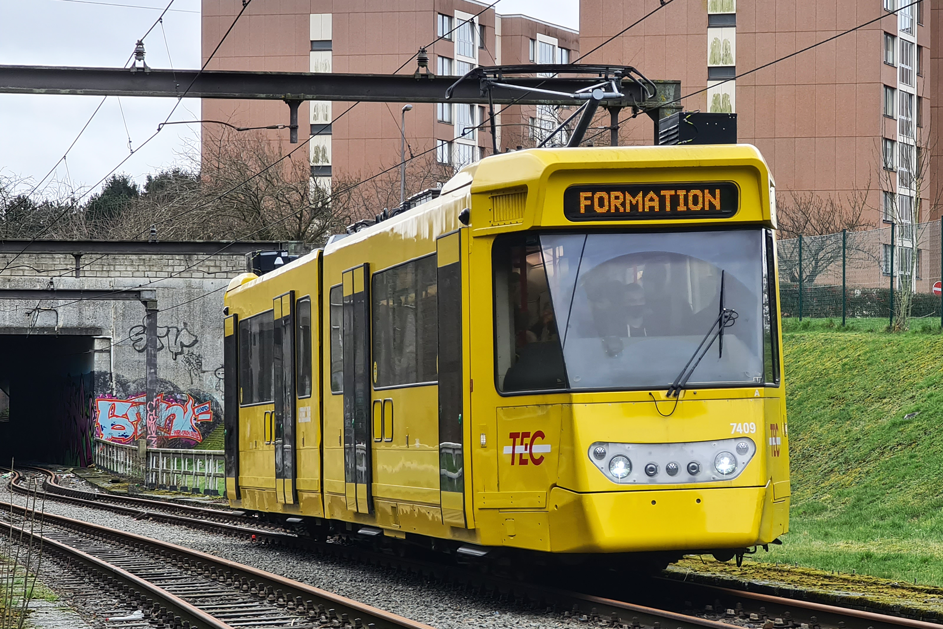 Metro de Charleroi - Foto by Tram93 (https://commons.wikimedia.org/wiki/File:TEC_Charleroi_BN_7409_renov%C3%A9e_M5.jpg)