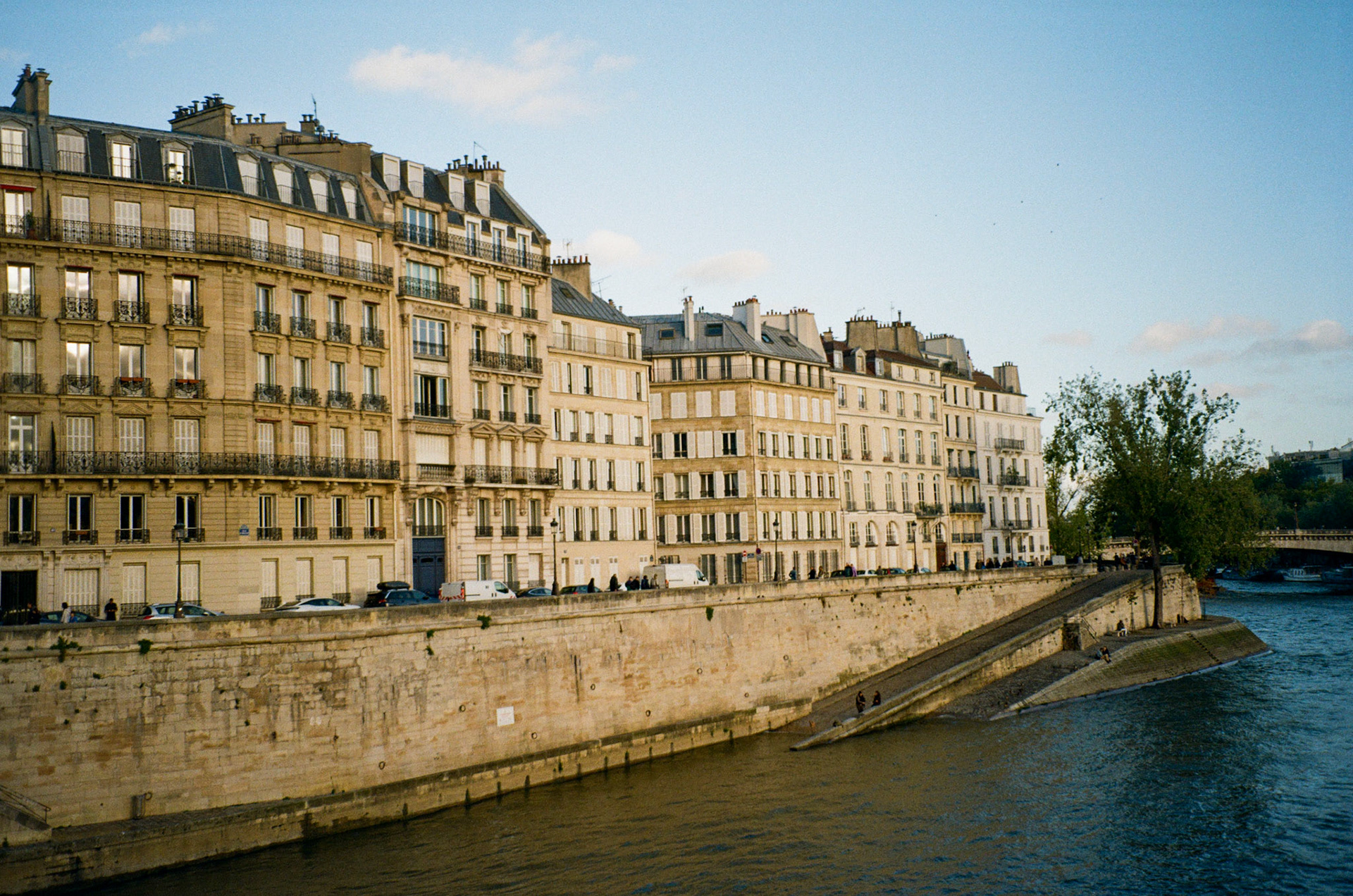 Paris, outubro de 2025. Fotografia analógica.