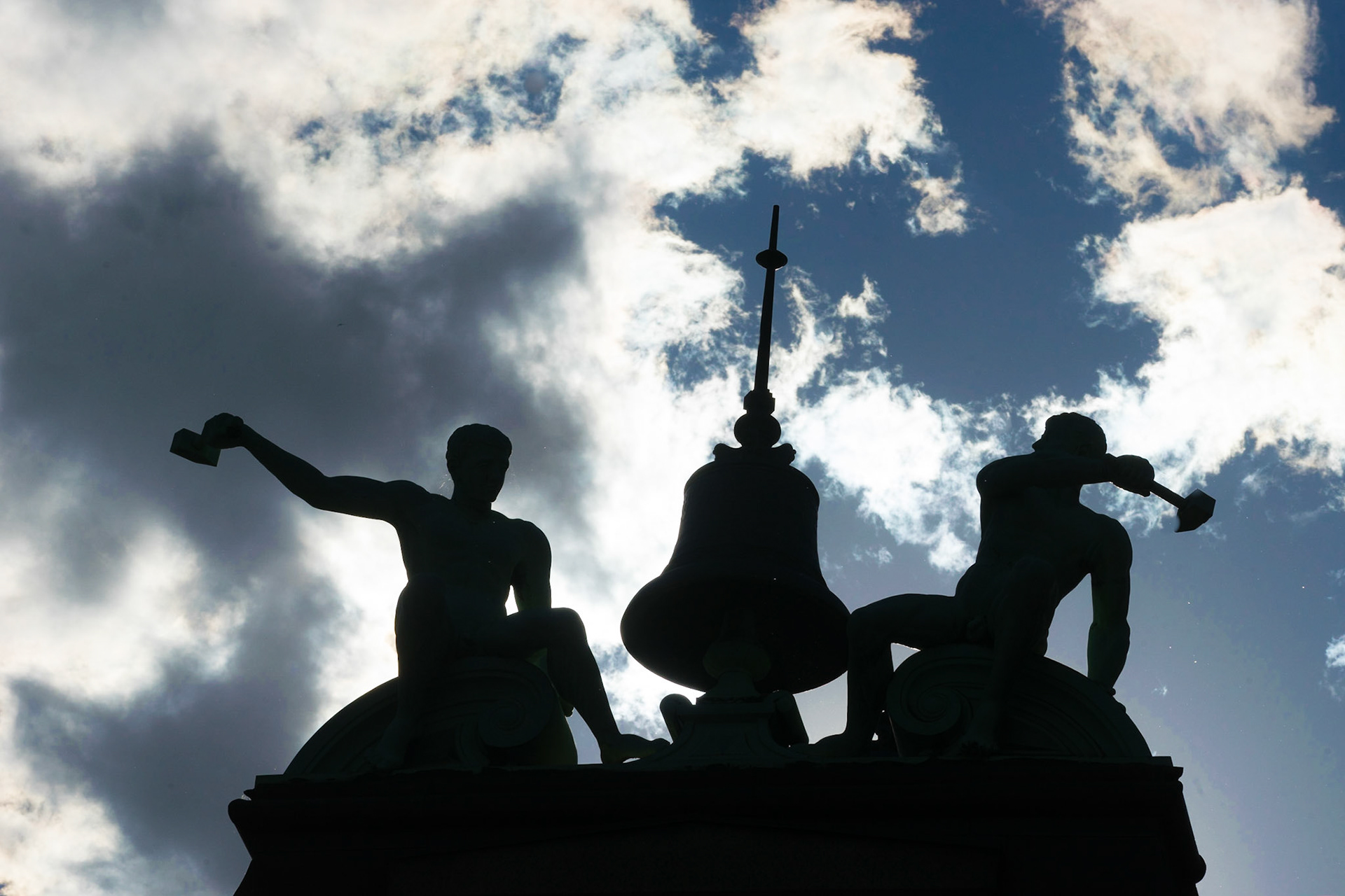 Carlsberg City in Copenhagen, sculptures on the roof in backlight, two men with hammers and bell