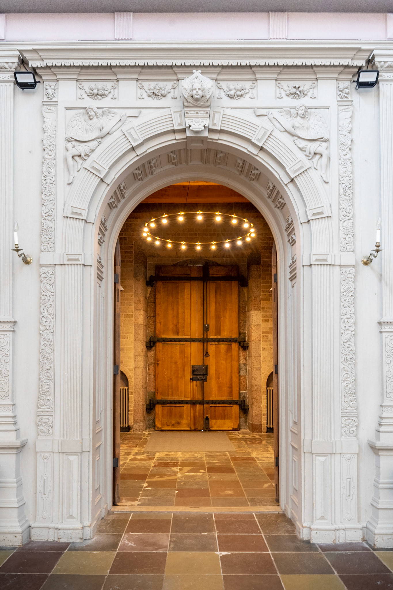 De ældste dele af den romanske kirke stammer fra ca. 1150. I 1542 blev Hans Tausen, en af drivkræfterne bag den danske reformation, biskop i Ribe. De katolske bemalinger på væggene blev overmalet, men nogle af dem er siden blevet afdækket og restaureret.