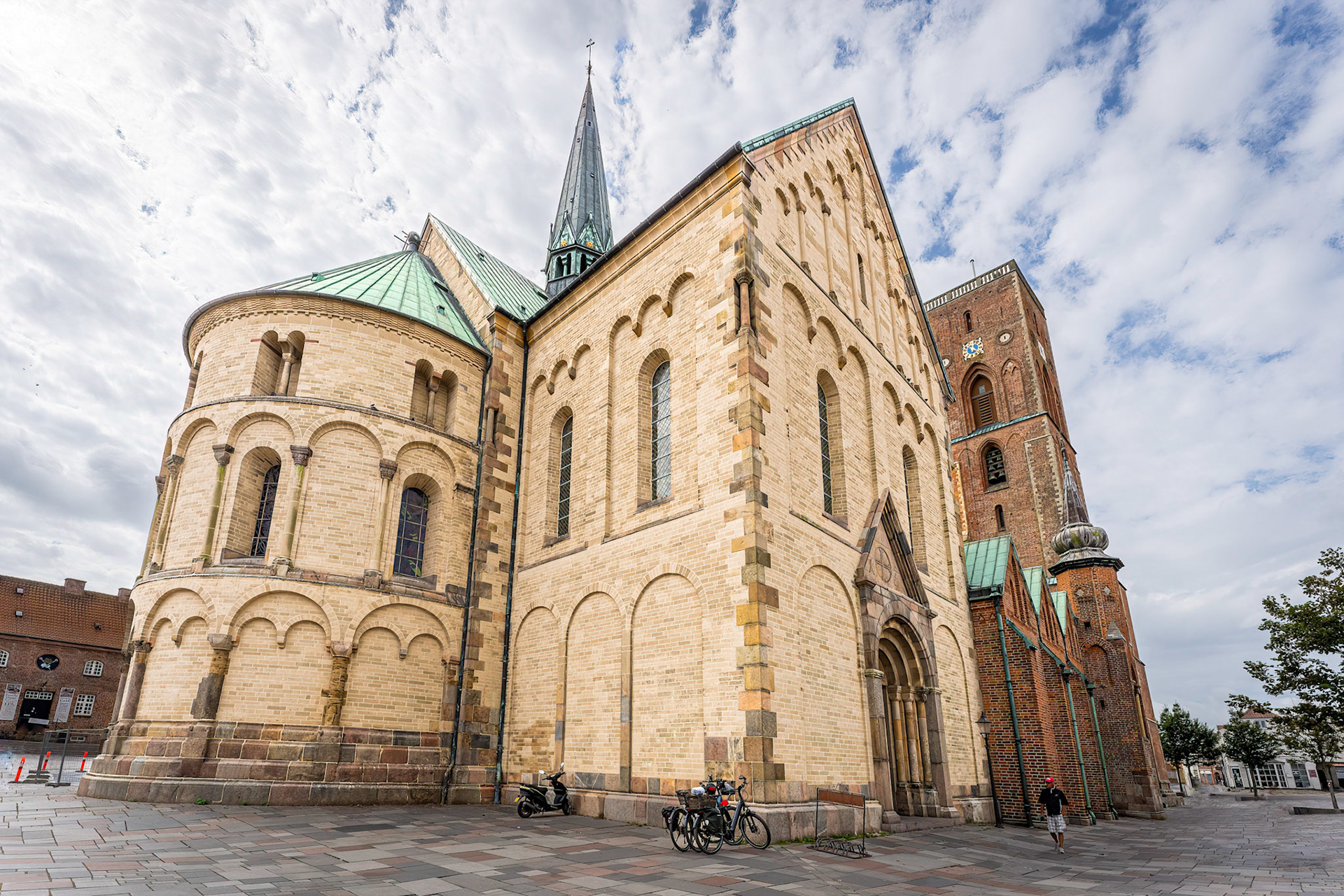 De ældste dele af den romanske kirke stammer fra ca. 1150. I 1542 blev Hans Tausen, en af drivkræfterne bag den danske reformation, biskop i Ribe. De katolske bemalinger på væggene blev overmalet, men nogle af dem er siden blevet afdækket og restaureret.