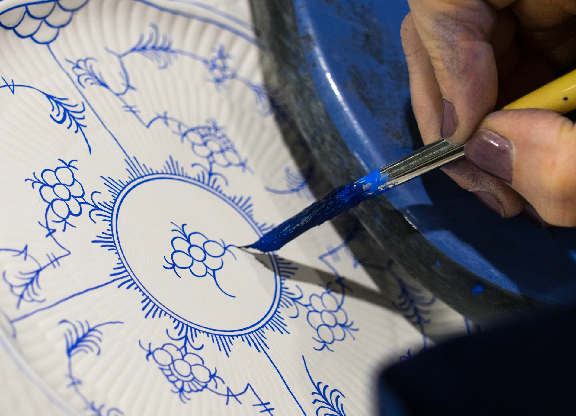 Artist from Royal Copenhagen painting the Blue Fluted motif