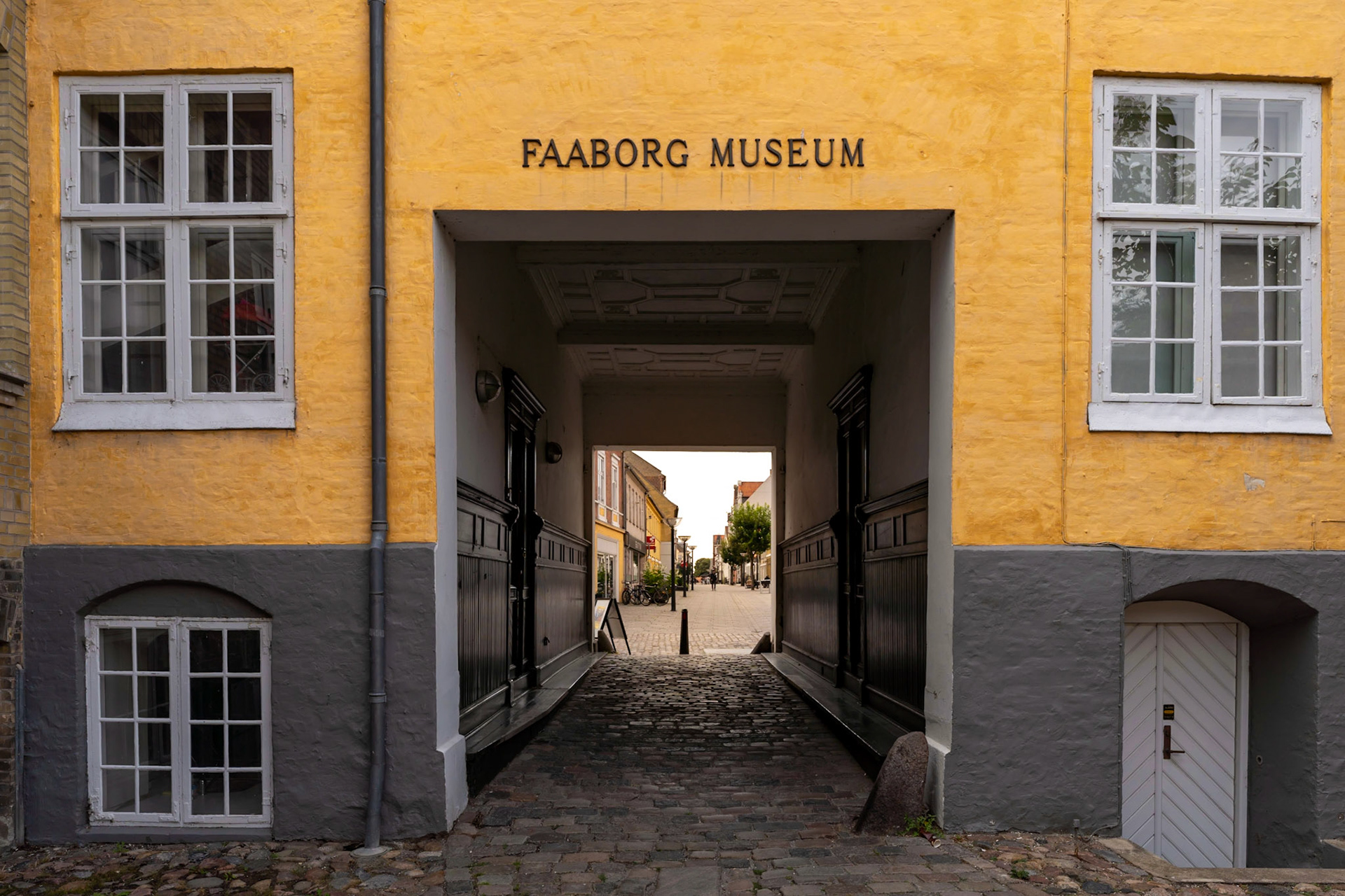 Faaborg museum er opført i 1915, tegnet af arkitekt Carl Petersen. Indeholder malerier og anden kunst fra især fynske kunstnere fra begyndelsen af 1900-tallet. Museet blev stiftet af fabrikant Mads Rasmussen og opført i samarbejde med lokale kunstnere. En ny fløj tegnet af Niels Frithiof Truelsen blev opført i 1977.