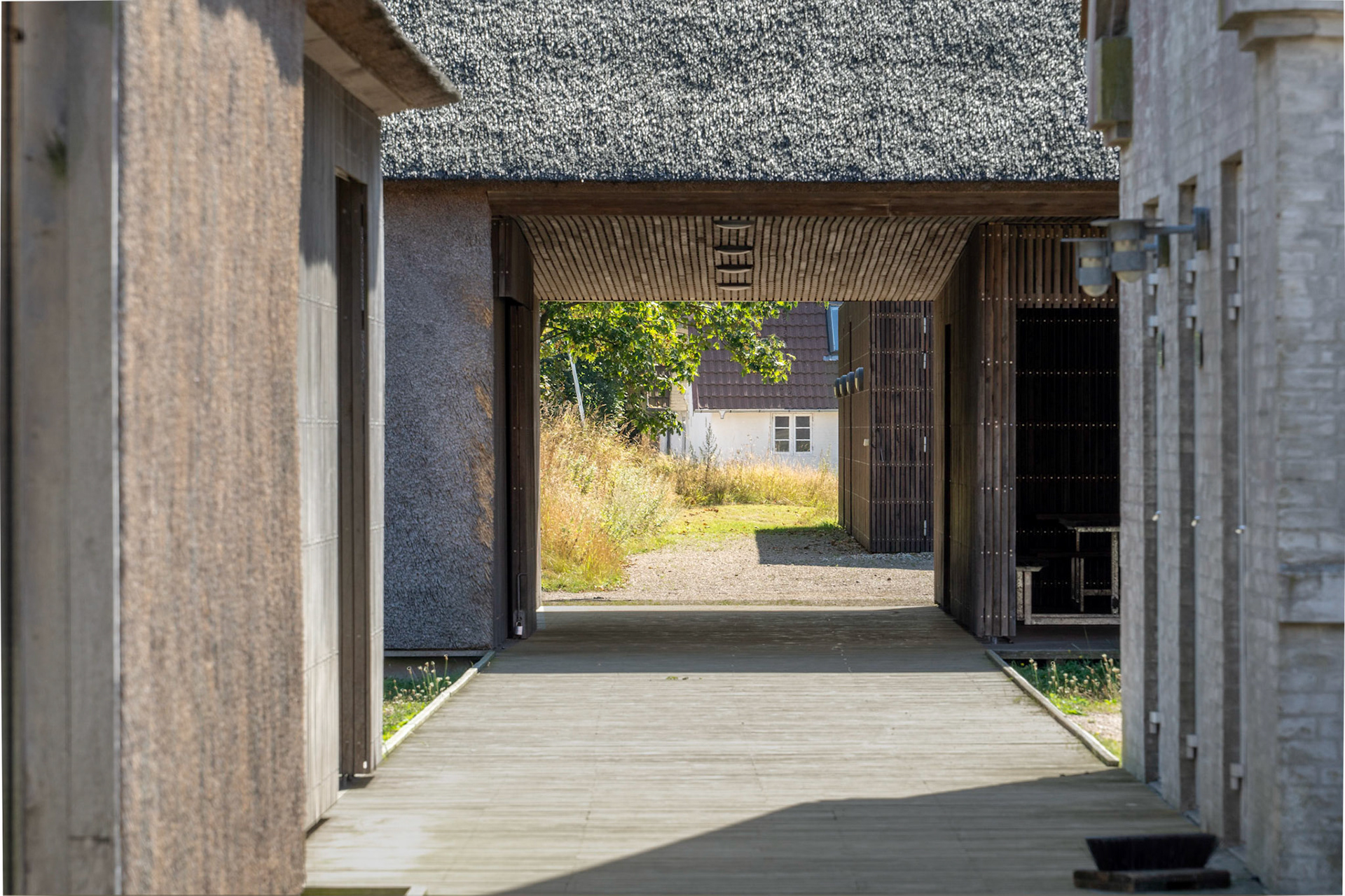 Vadehavscentret sydvest for Ribe har til formål at øge kendskabet til Vadehavet og marskområderne. Centret er tegnet af arkitekt Dorthe Mandrup med vidtstrakt brug af lokale byggematerialer (f.eks. tagrør) og med referencer til områdets byggestil. Centret åbnede i sin nuværende form i 2017. Bygningerne rummer to udstillinger om naturen og kulturen omkring Vadehavet.