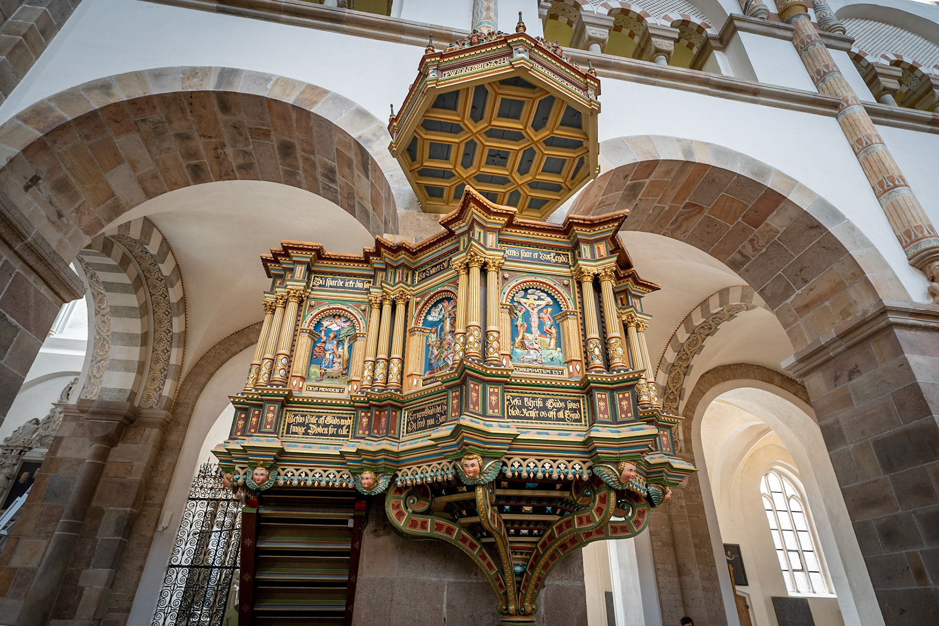De ældste dele af den romanske kirke stammer fra ca. 1150. I 1542 blev Hans Tausen, en af drivkræfterne bag den danske reformation, biskop i Ribe. De katolske bemalinger på væggene blev overmalet, men nogle af dem er siden blevet afdækket og restaureret.