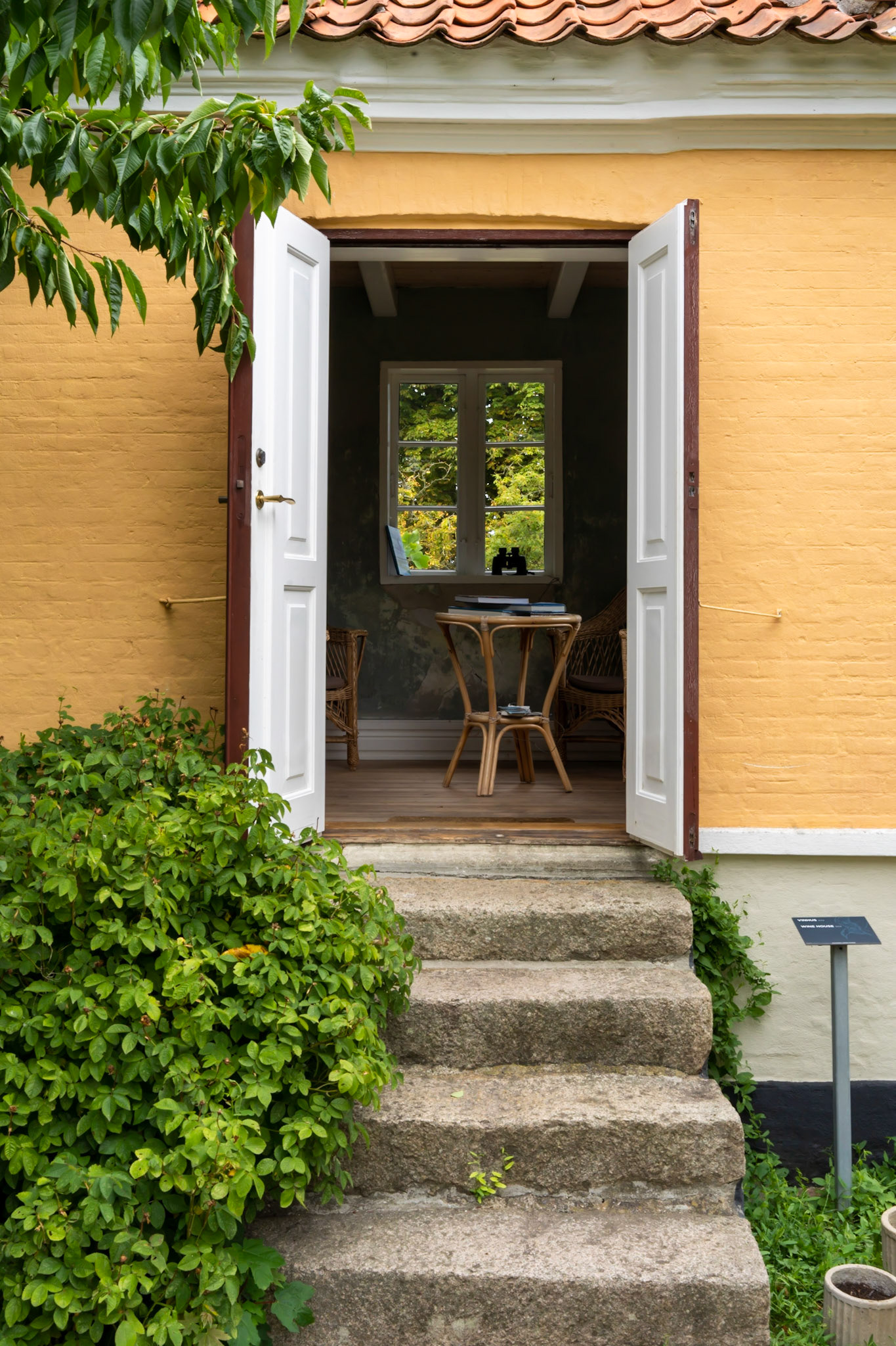 Johannes Larsen Museet i Kerteminde er indrettet i kunstnerparret Alhed og Johannes Larsens bolig og atelier. Hovedhuset blev opført i 1901, tegnet af arkitekt Ulrik Plesner. Huset blev også beboet af malerne Anna og Fritz Syberg og i perioder også af malerne Christine og Sigurd Swane. Ud over værker af Johannes og Alhed Larsen rummer den faste samling værker af bl.a. Christine Swane og Fritz Syberg. En tilbygning fra 2001 bruges til skiftende udstillinger.