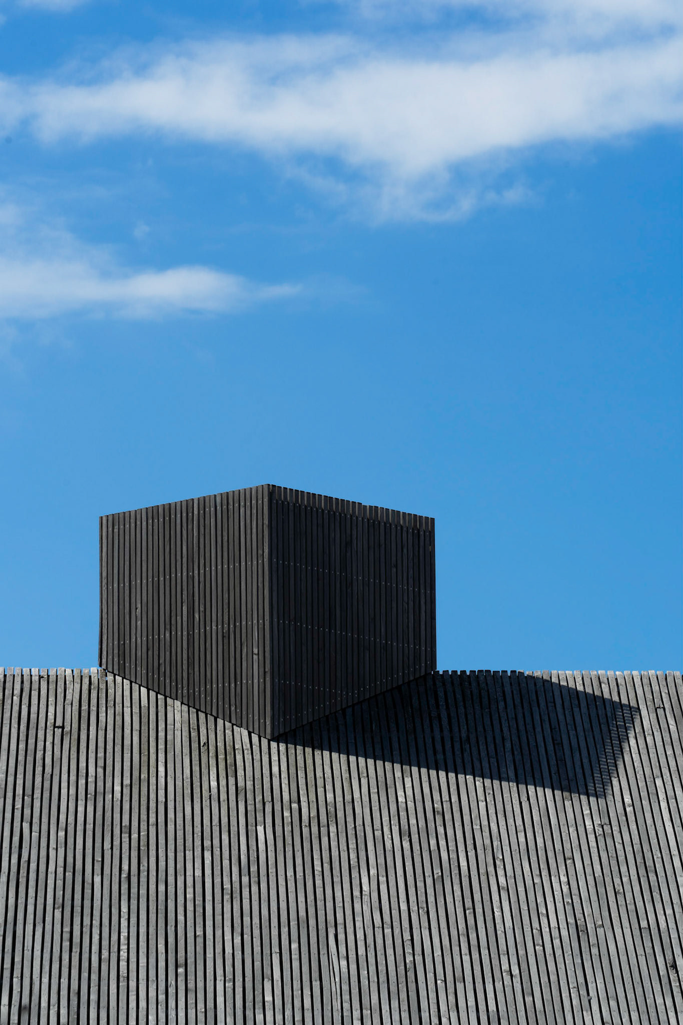 Vadehavscentret sydvest for Ribe har til formål at øge kendskabet til Vadehavet og marskområderne. Centret er tegnet af arkitekt Dorthe Mandrup med vidtstrakt brug af lokale byggematerialer (f.eks. tagrør) og med referencer til områdets byggestil. Centret åbnede i sin nuværende form i 2017. Bygningerne rummer to udstillinger om naturen og kulturen omkring Vadehavet.