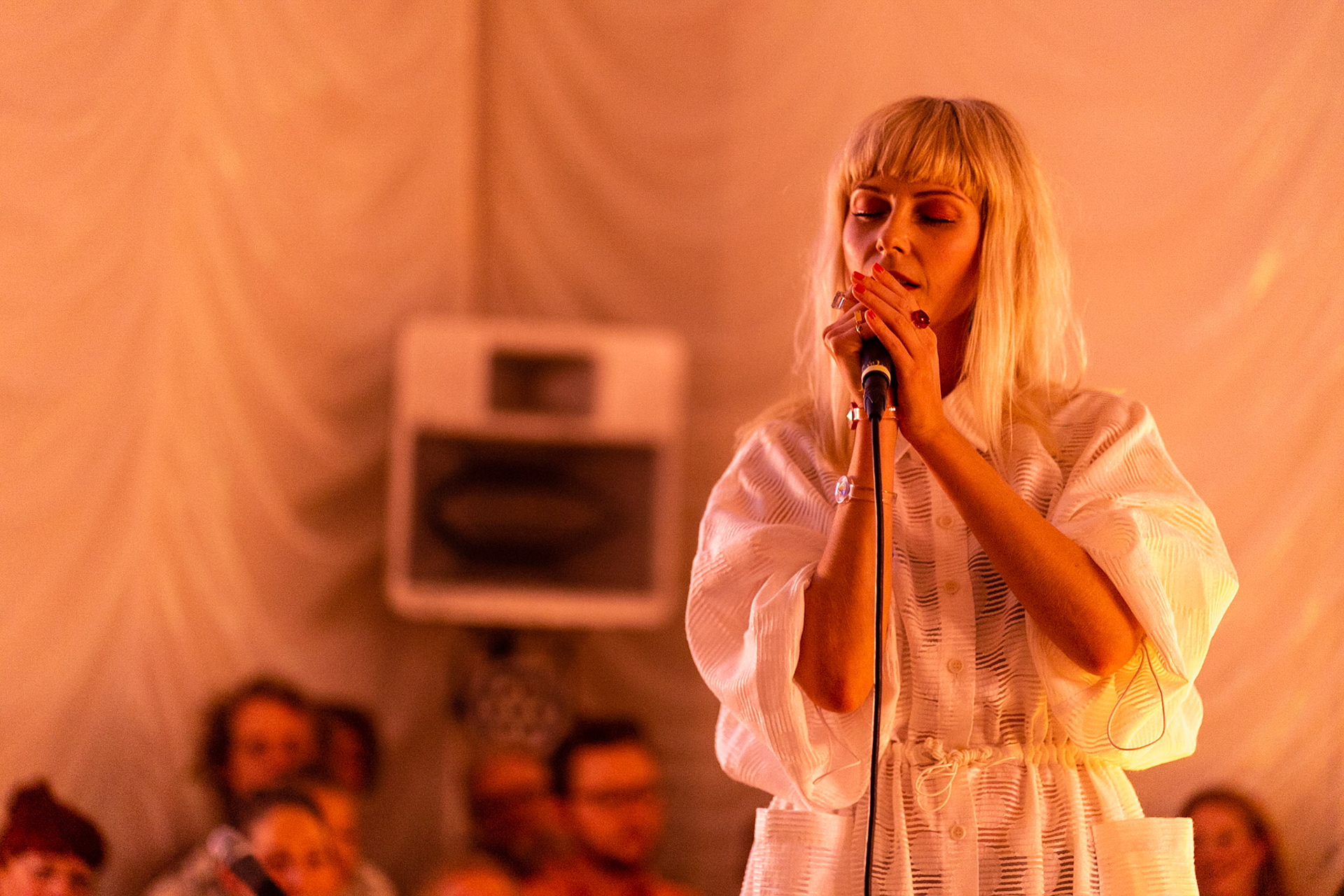 Det tværæstetiske Apollonian Circles, opført af Hess is More Transatlantic Live Ensemble på Kunsthal Charlottenborg. Her ses  Mette Lindberg