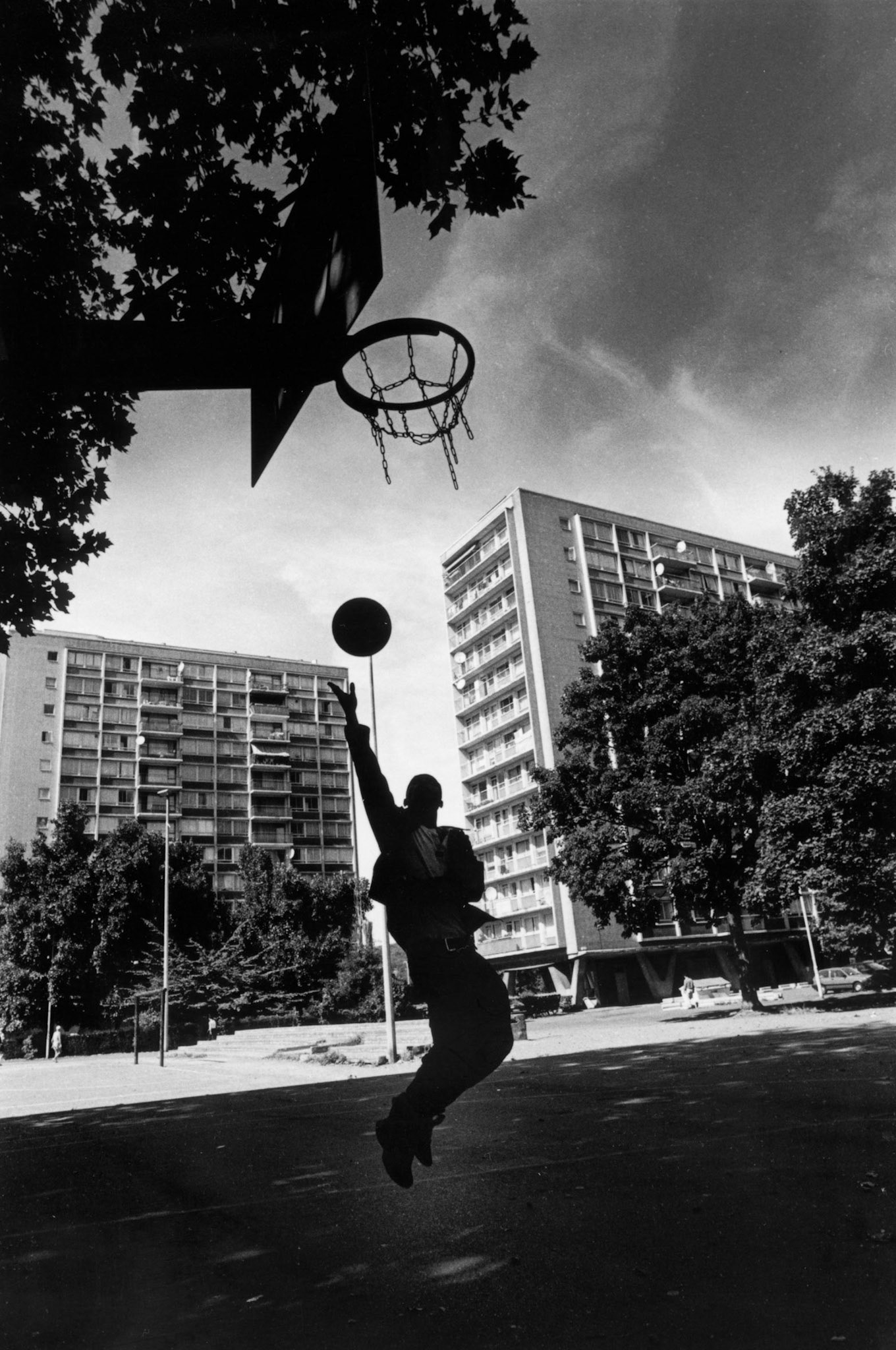 Basketsballpeler speler in de wijk Droixe van Luik, 2001.