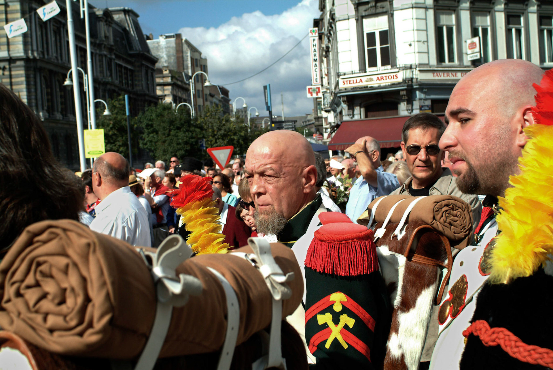 Schutterij kijkt toe bij openlucht mis voorafgaand aan processie tijdens Saint Marie feesten, Luik (Autres Meuse) 15-8-2003