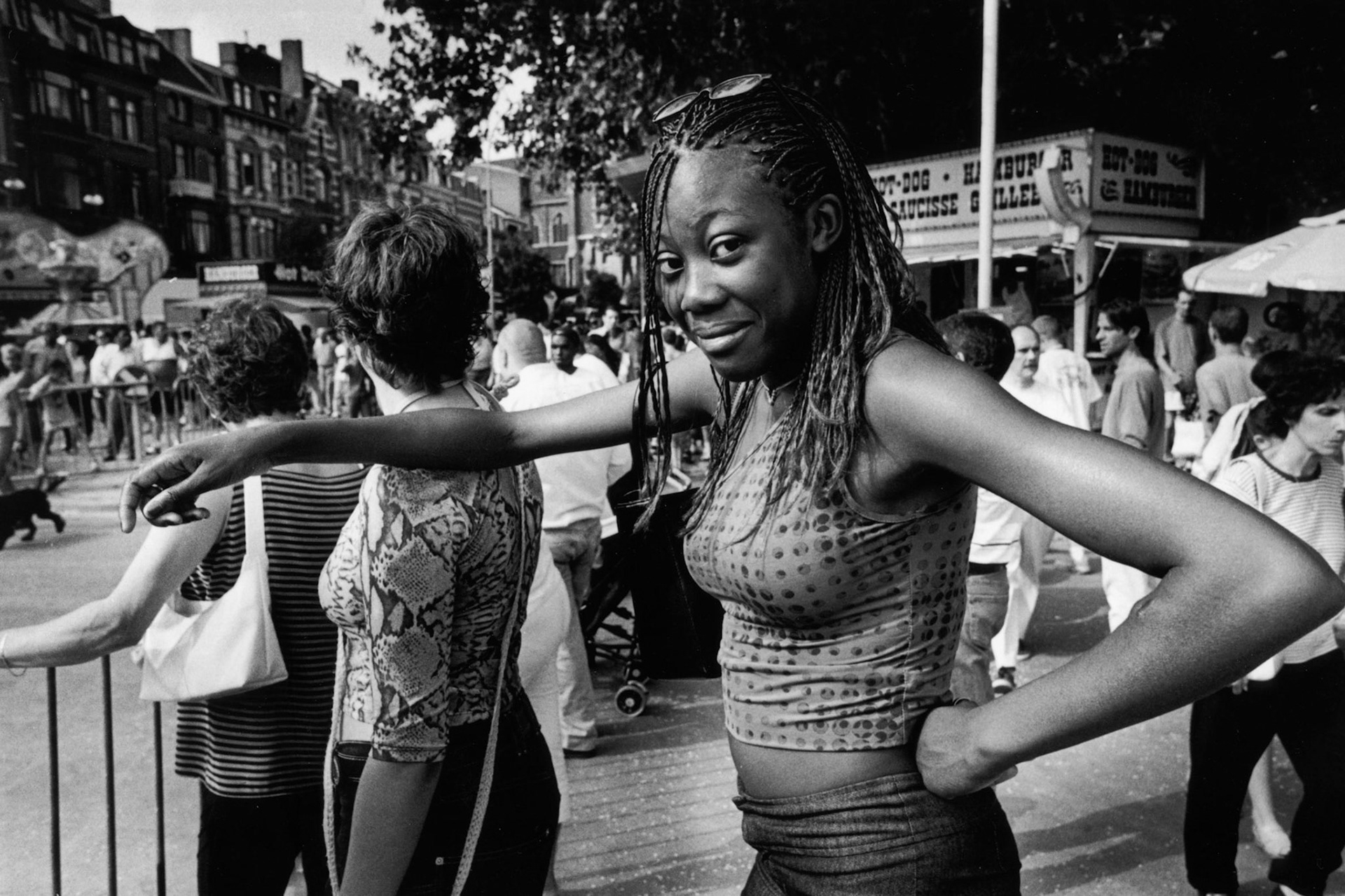 Meisje kijkt naar optocht van het Sainte Marie feest, Luik 15 augustus 2001