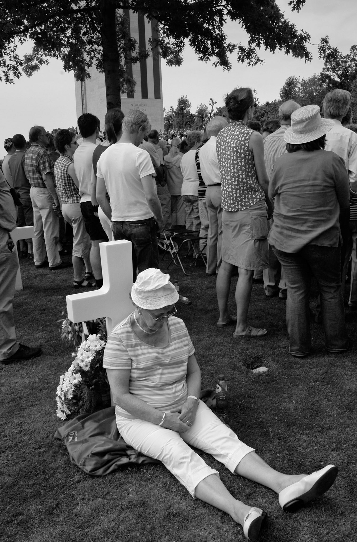 Vrouw rust uit tegen grafsteen tijdens de viering van Memorial Day op oorlogsbegraafplaats in Margraten, 29-5-2005.
