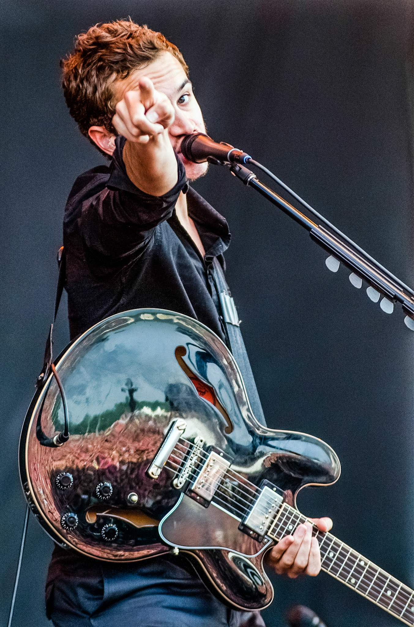 Editors zanger Tom Smith tijdens Pinkpop, 31-05-2008.