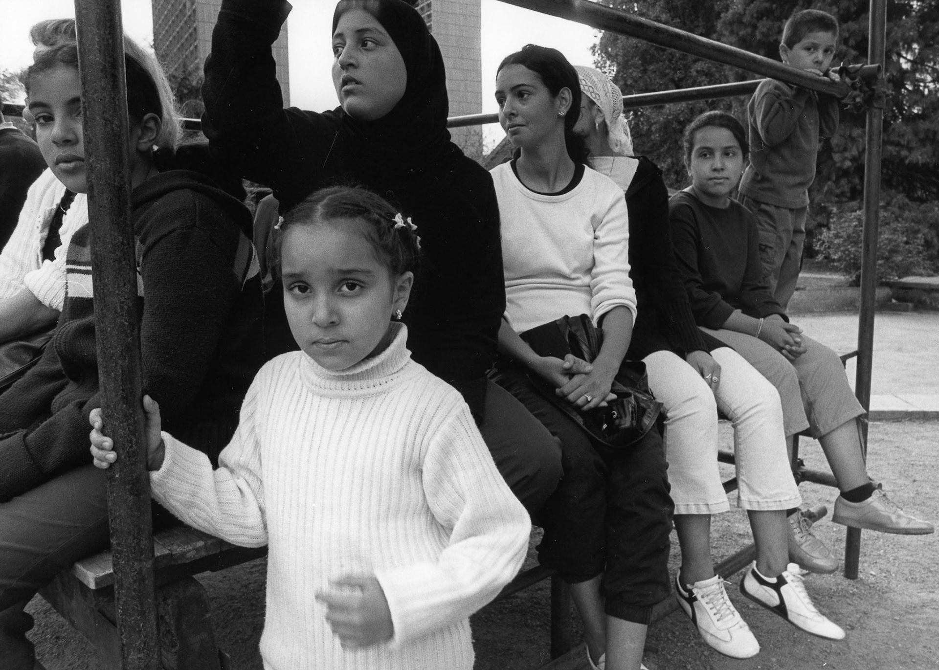 Kinderen op steiger luisteren naar plaatselijke muziekband
"Onder industrieele vleugels"
Maassteden in Wallonie. Luik, sept. 2002