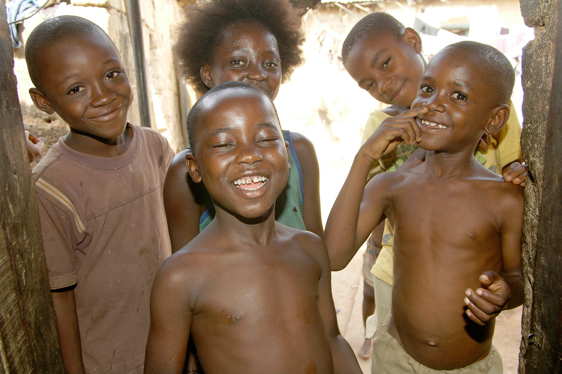 Nieuwsgierig komen deze lachende kinderen een kijkje nemen. Kaduna (Nigeria) 15 april 2006