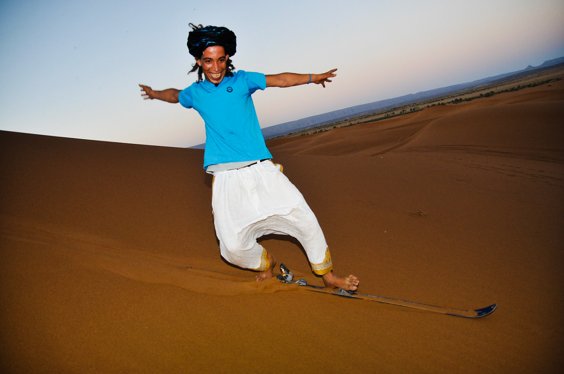 Ch'gaga kamp en zandduin in de Sahara waar we onder begeleiding van Mustafa getracteerd worden op een staaltje skieén in de Sahara. Marokko 2013