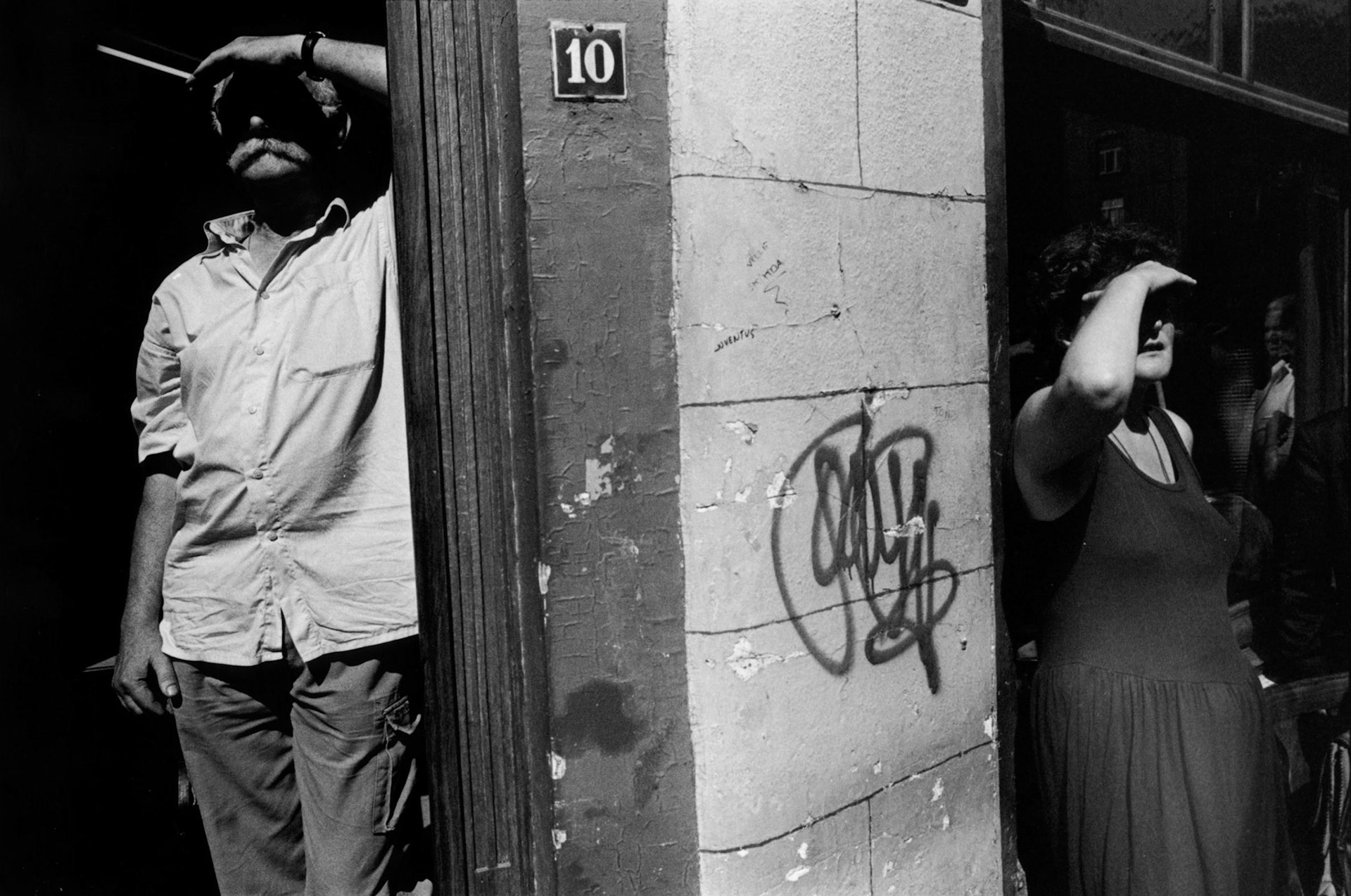 Twee mensen kijken tegen de zon in naar de voorbijtrekkende processie tijdens het Sainte Marie festival, Luik 2001