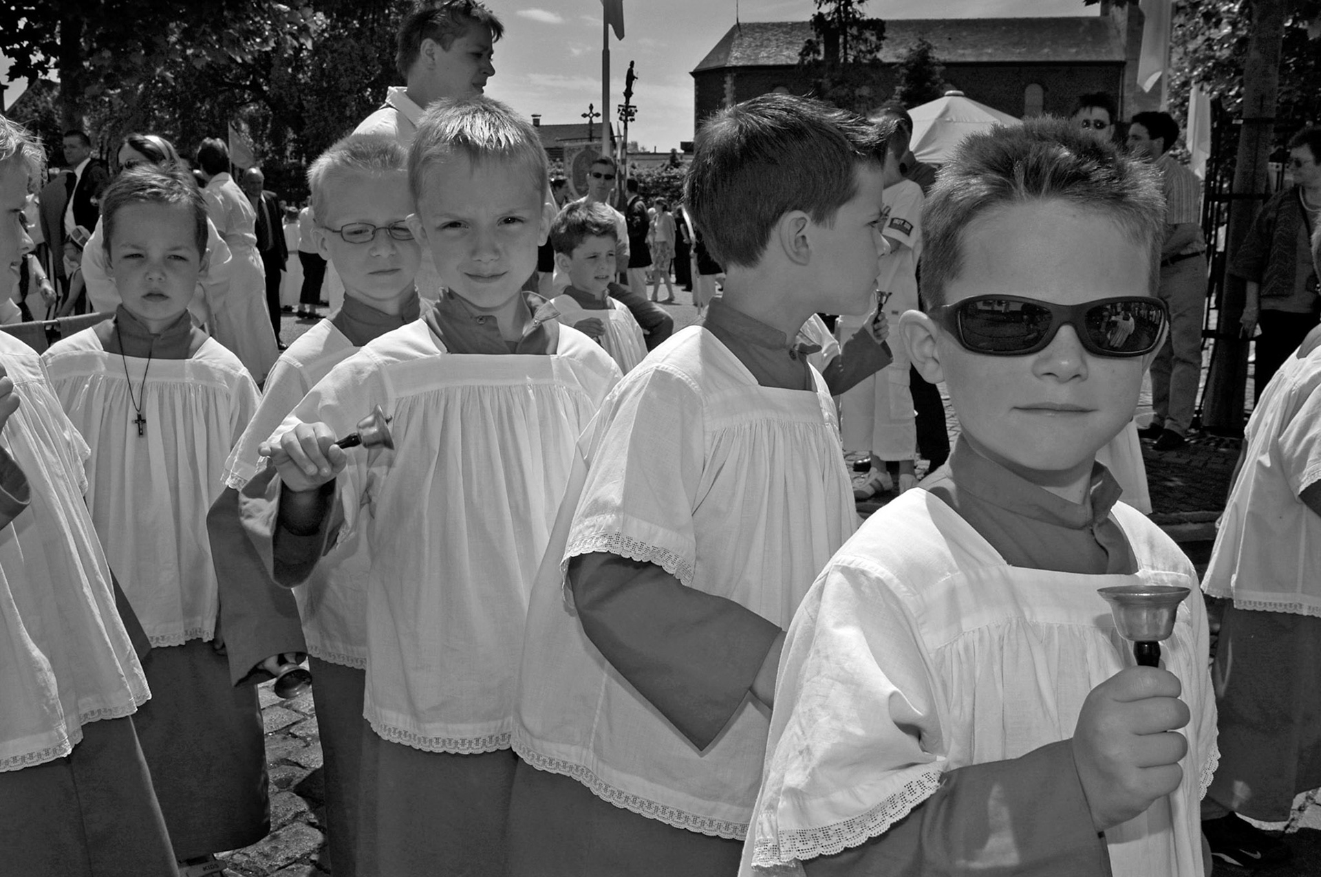 Misdienaars tijdens de Bronkprocessie in Eijsden, 29-5-2005.