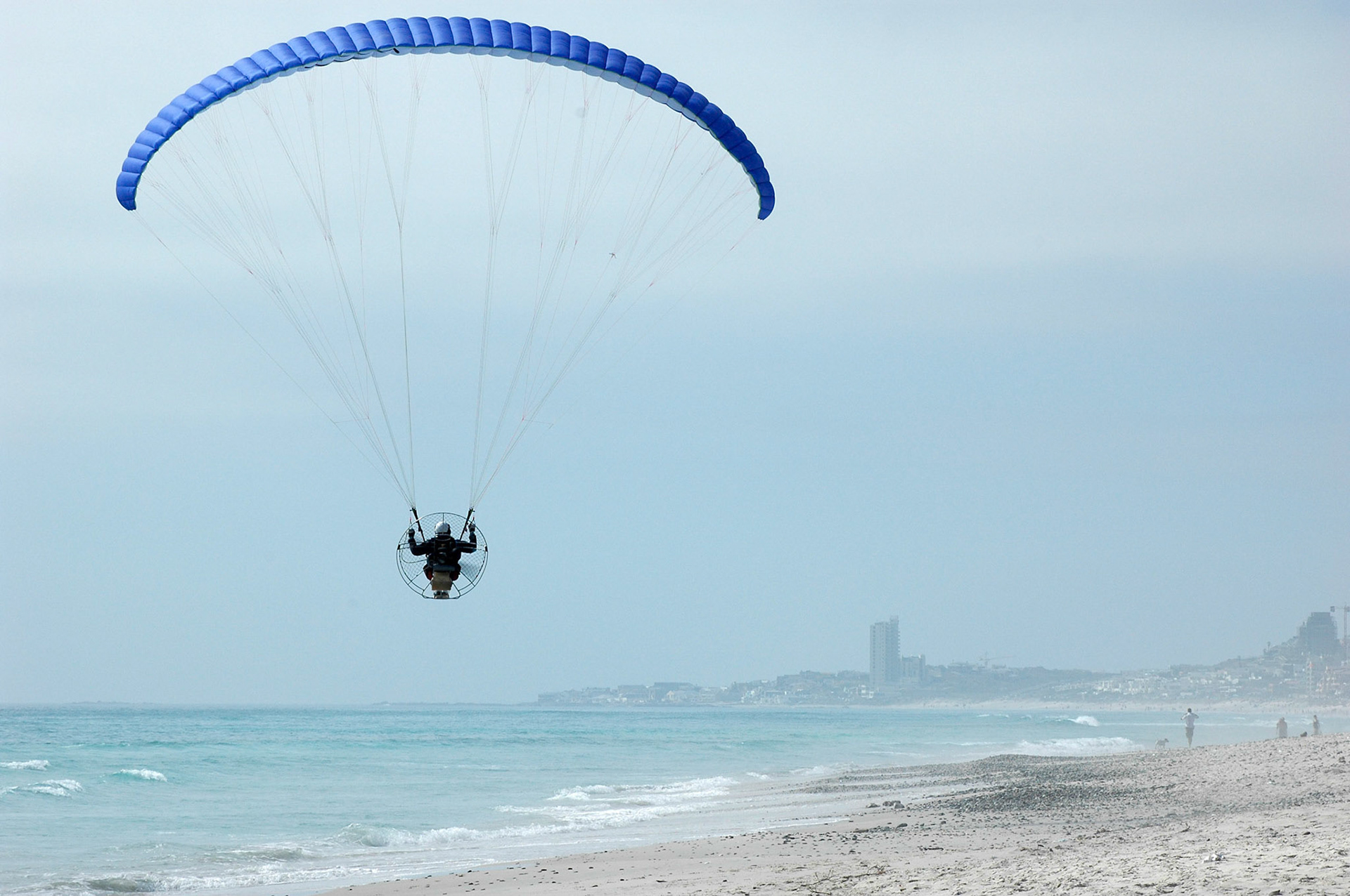 Ultra light vliegt over het strand van Kaapstad, 5-1-2008