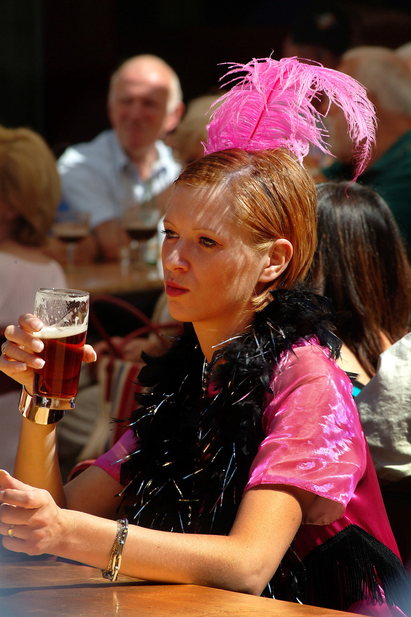 Charlston danseres drinkt een biertje tijdens haar pauze. Saint Marie Festival in Luik, 15-8-2004