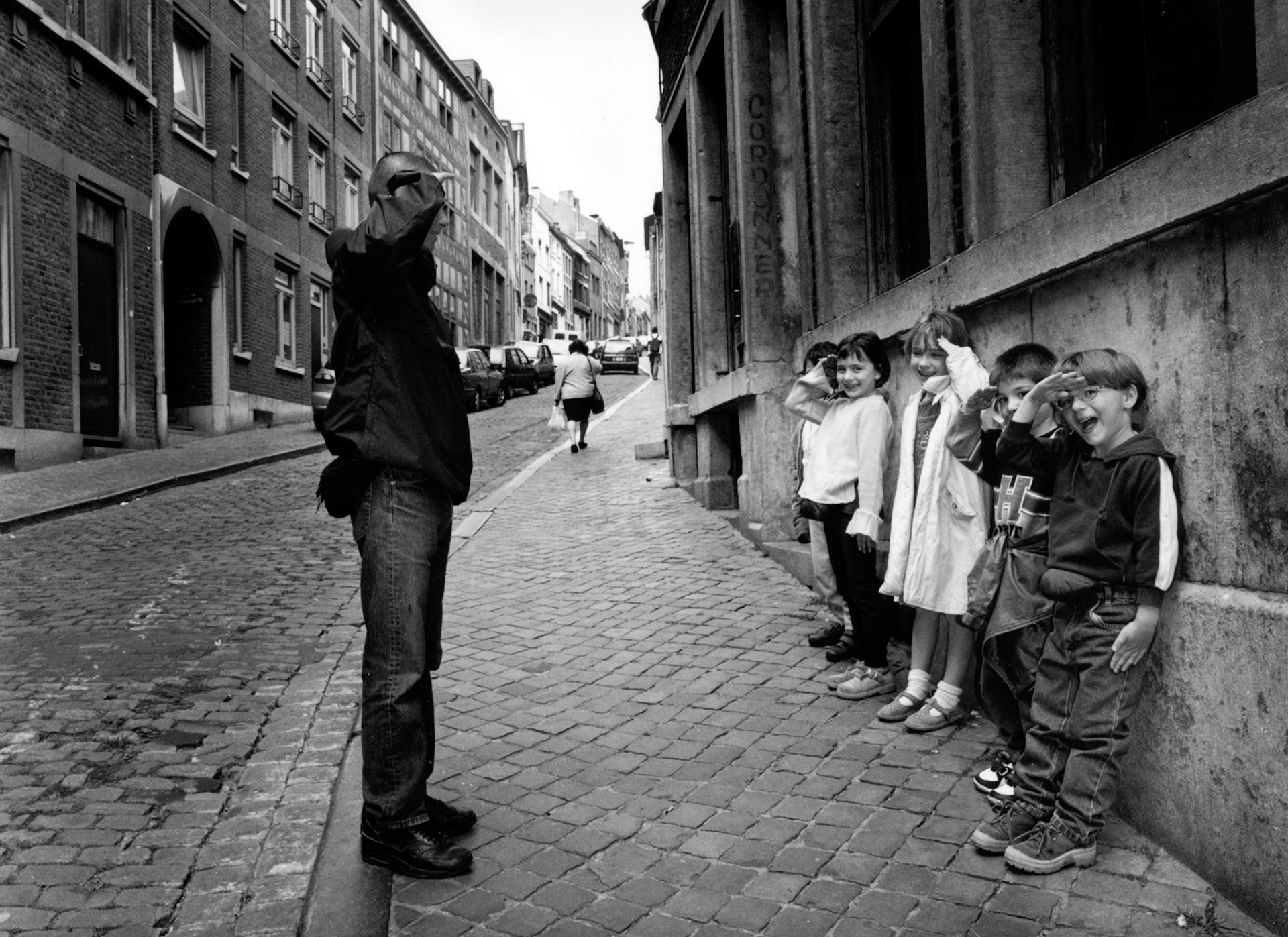 Kinderen salueren voor de grap op straat, Luik 2001