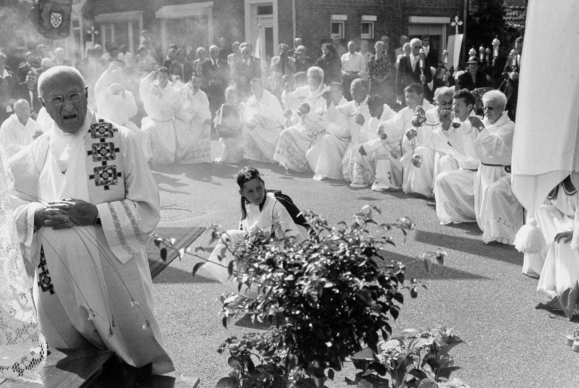 Knielen tijdens de "Broonk" in Eijsden, 22-6-2003