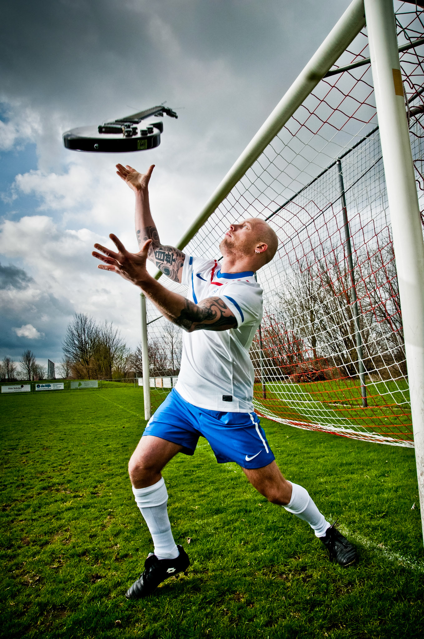 Scoren met muziek, Marco Roelofs als voetballende artiest, Sevenum 1-4-2010.