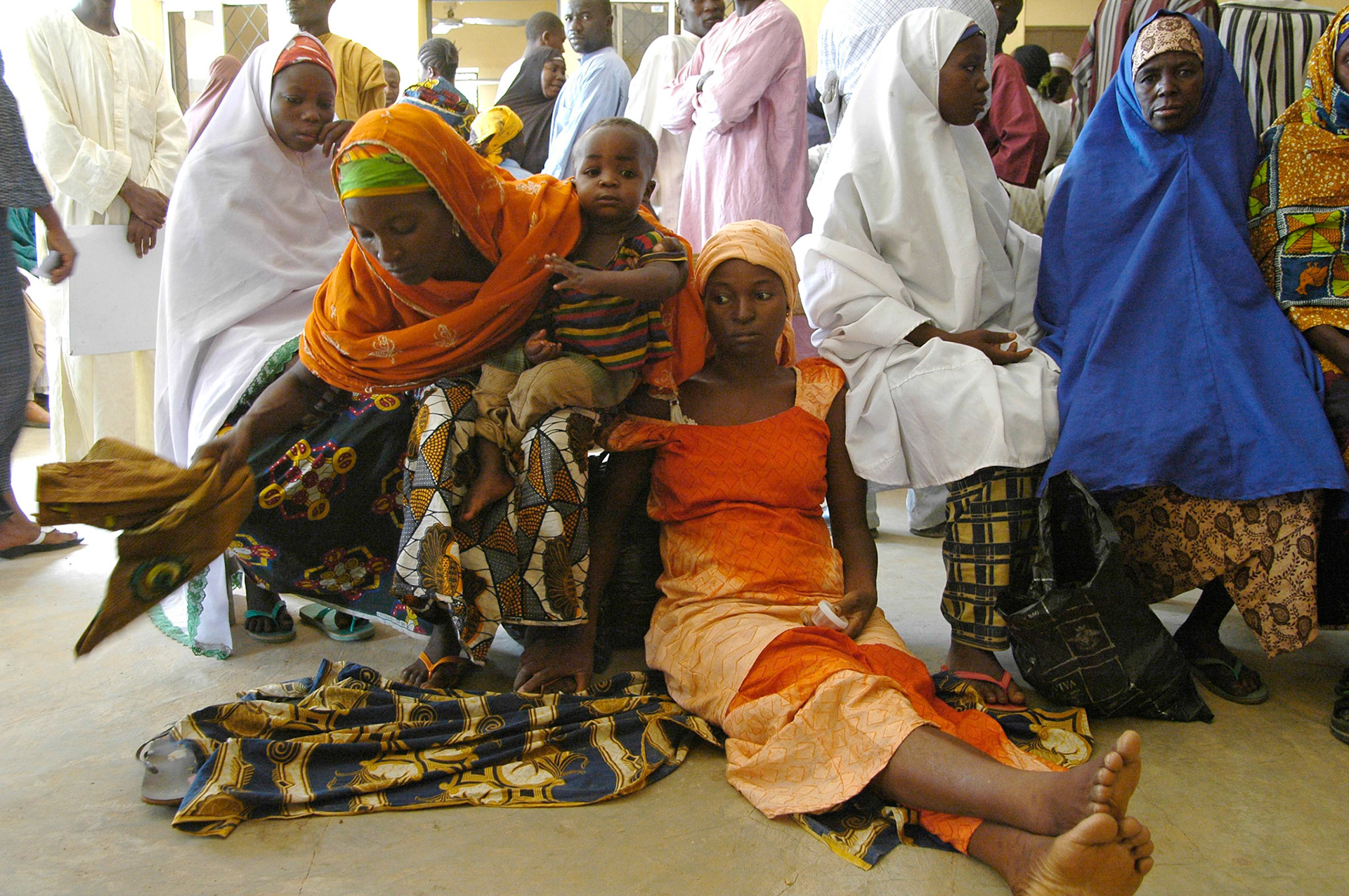 Zieke vrouwen wachten op consult, NTBLTC Lepra en TBC hospital, Zaria (Nigeria) 11 april 2006