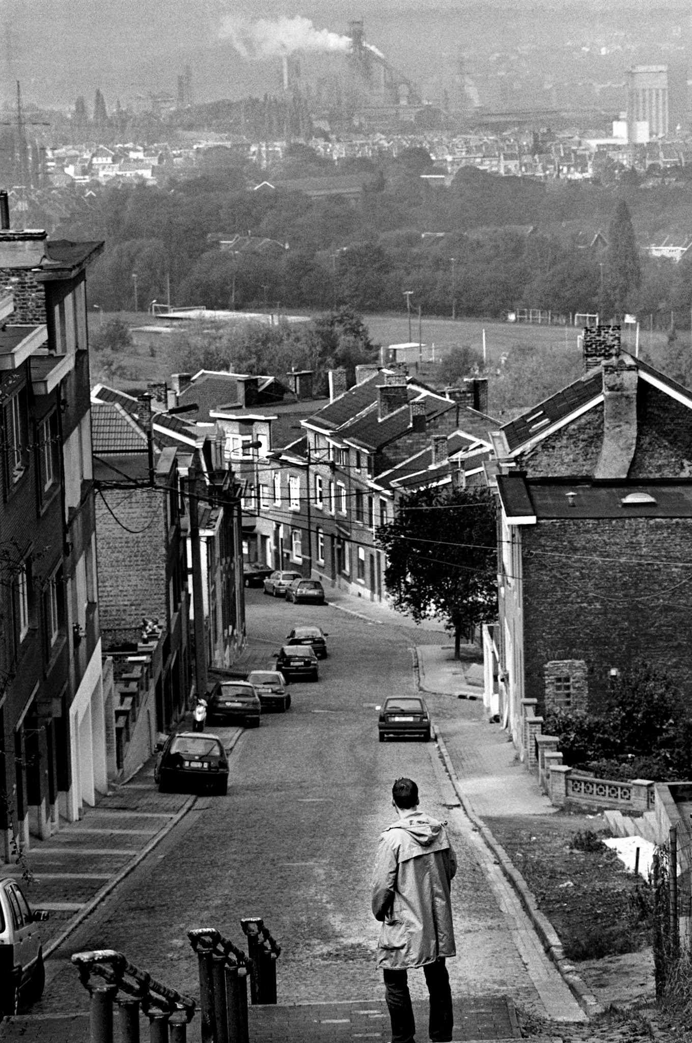 Straatbeeld van Seraing, industrie (Cockeril Sambre) in de achtergrond, Seraing, nov. 2002 "Onder industrieele vleugels" Maassteden in Wallonie.