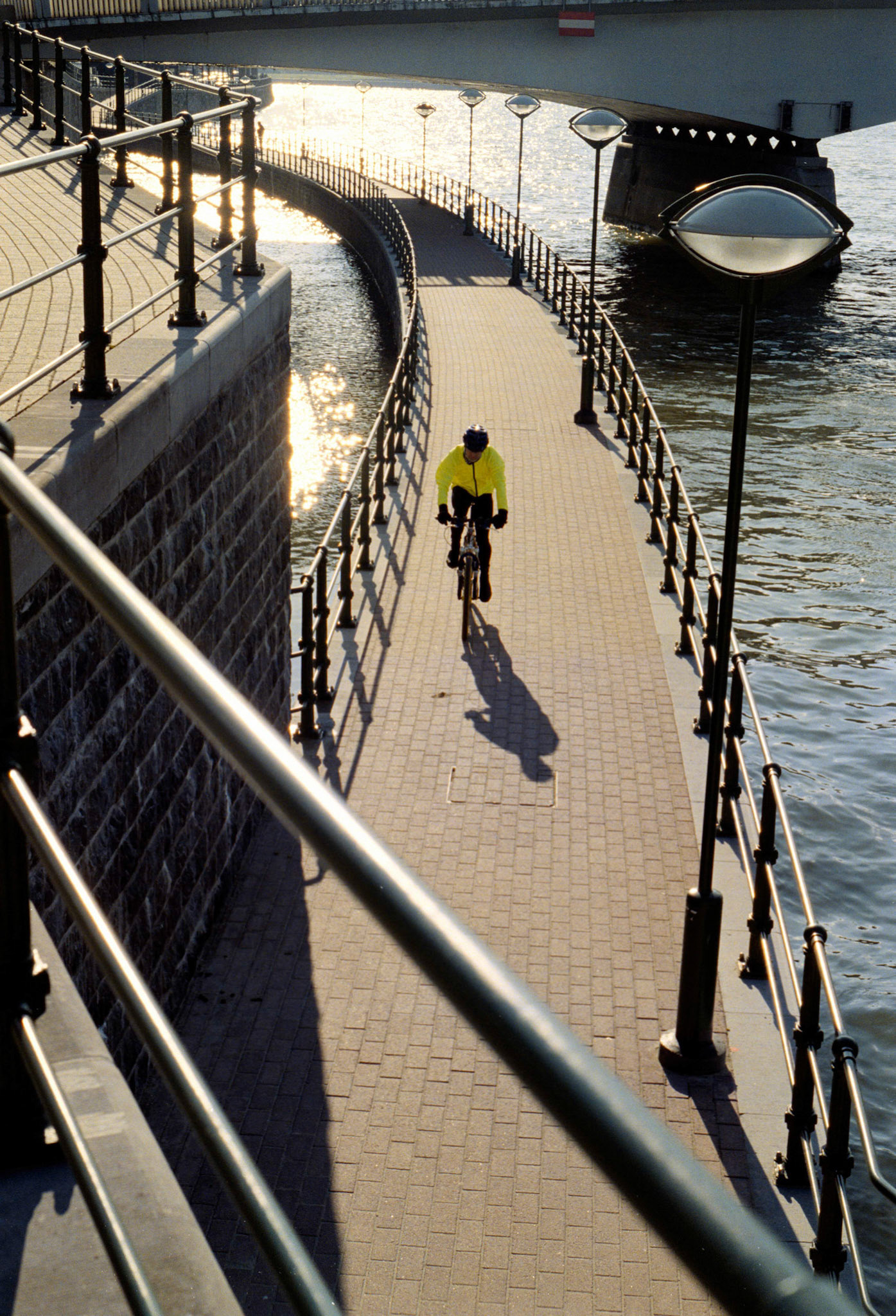 Fietser langs de Maas in Luik, februari 2003