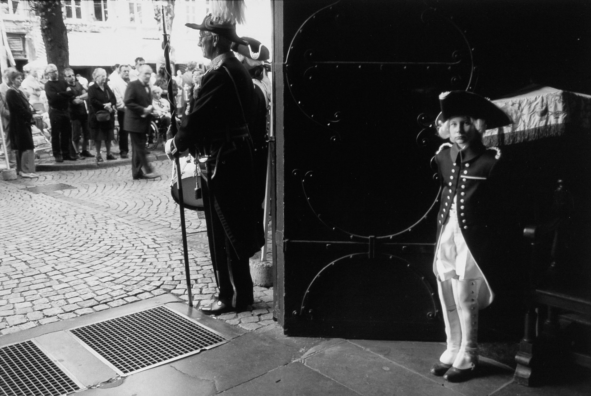 Wachters aan de poort van de Onze Lieve Kerk tijdens de Processie in Maastricht, april 2003