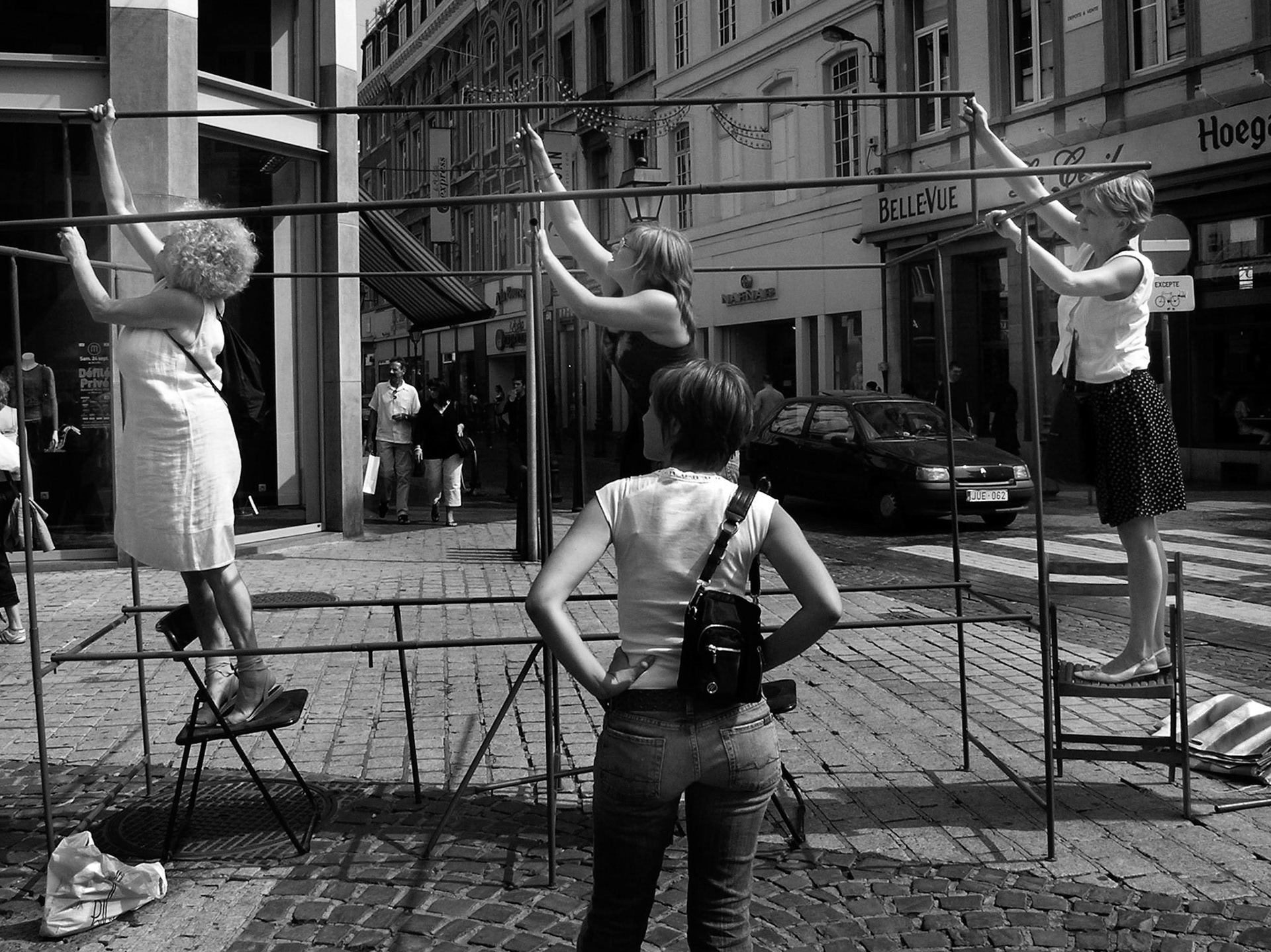 Drie dames zetten een marktkraam op in Luik, 3-9-2005