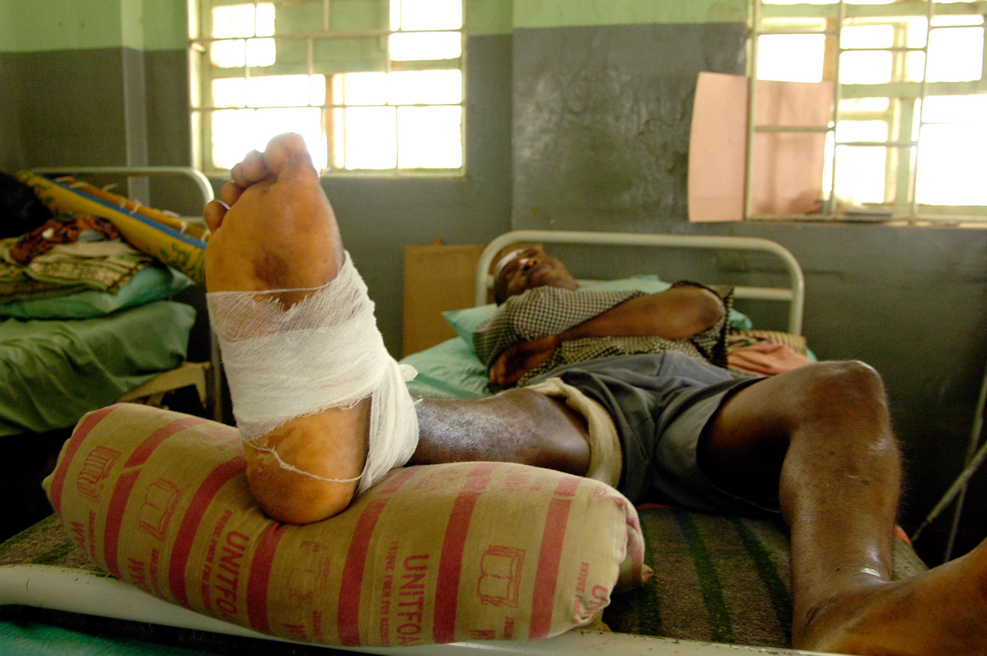 Man wordt behandelt aan voet die aangedaan is door lepra, NTBLTC Lepra en TBC hospital, Zaria (Nigeria) 11 april 2006