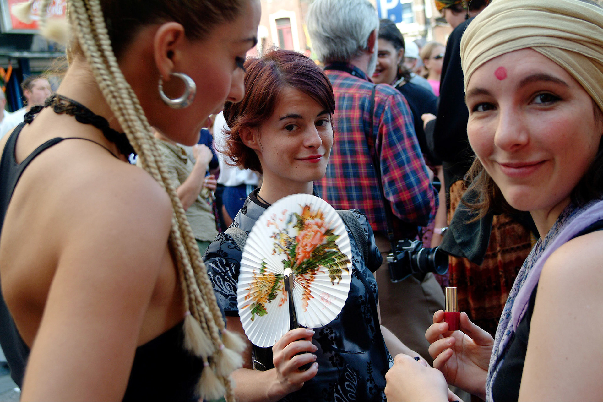 Meisjes maken elkaar op met make-up tijdens de voorbereidingen van de optocht  van het Saint Marie Festival in Luik, 15-8-2004