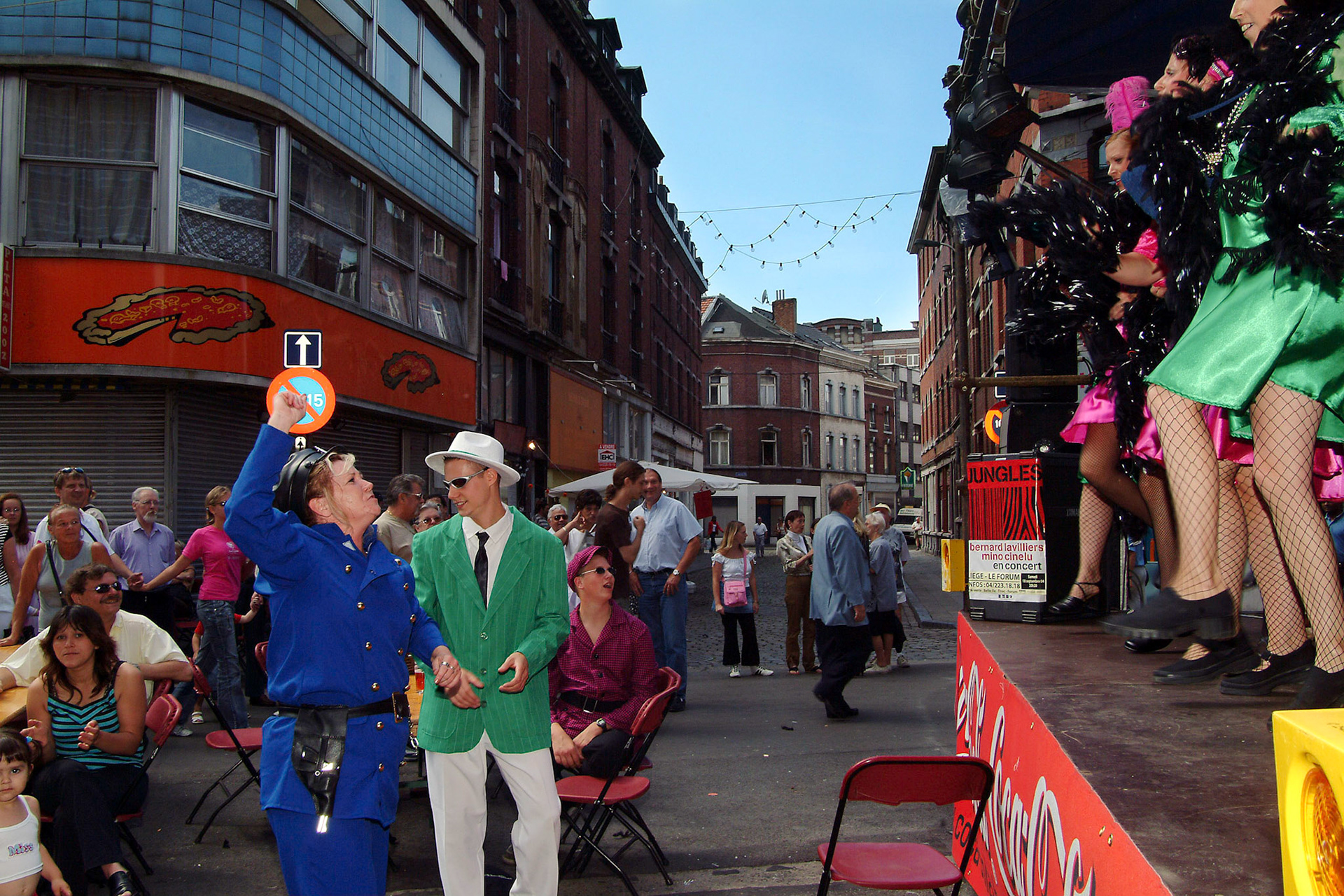 Charlston danseressen performen op een podium ter genoegen van het aanwezige publiek. Saint Marie Festival in Luik, 15-8-2004