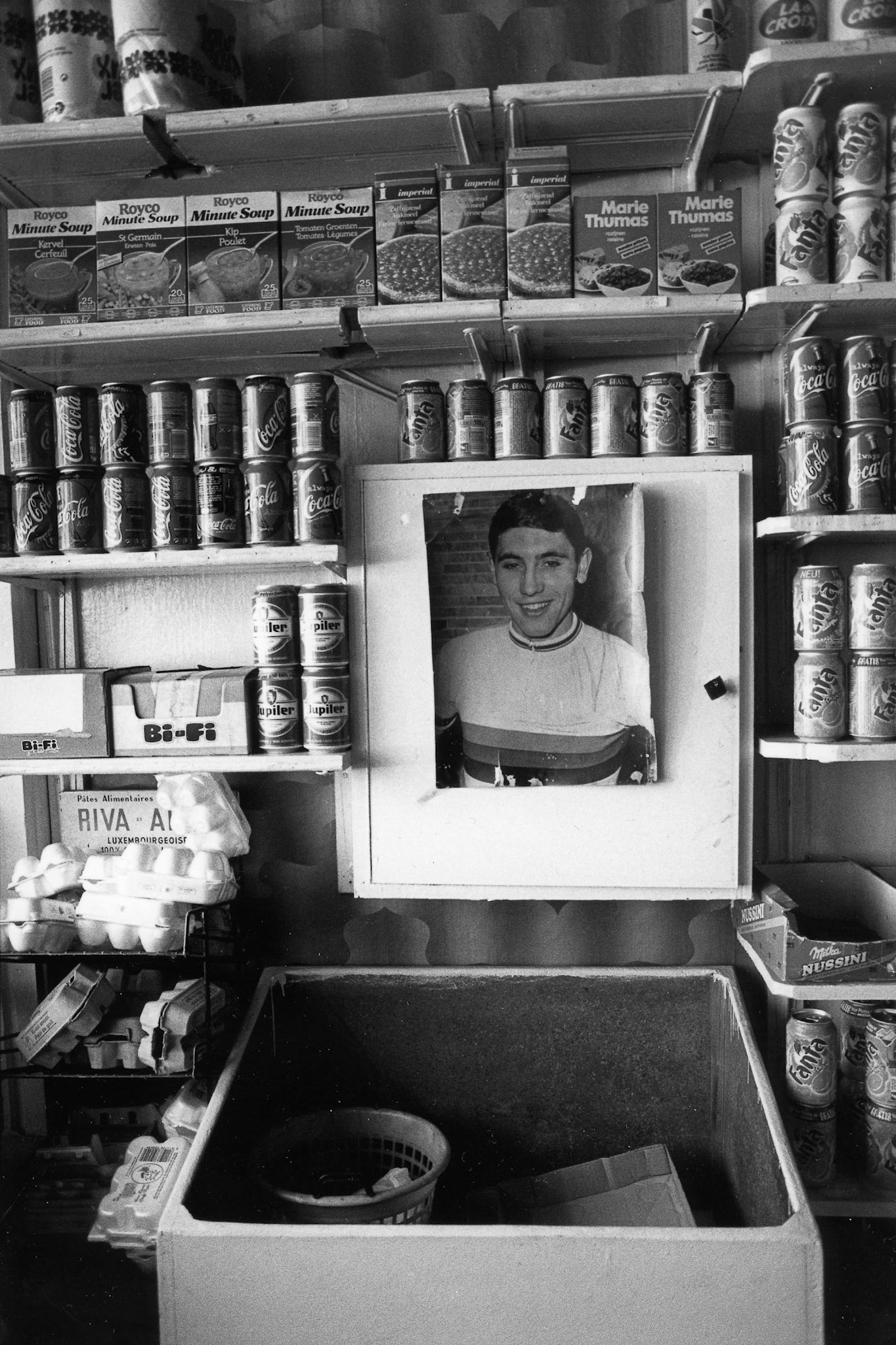 Foto van Eddy Merckx in kruidenierswinkel
"Onder industrieele vleugels" Maassteden in Wallonie. Herstal, sept. 2002