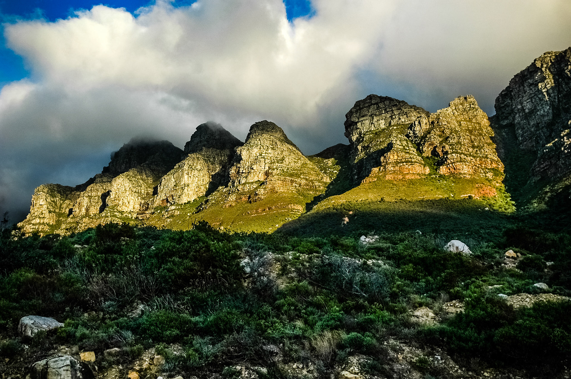 Deze bergketen wordt in Kaapstad ook wel de twaalf apostelen genoemd. Dit vanwege de 12 losse uitstekende rotsen op één berg, Capetown 7-1-2008
