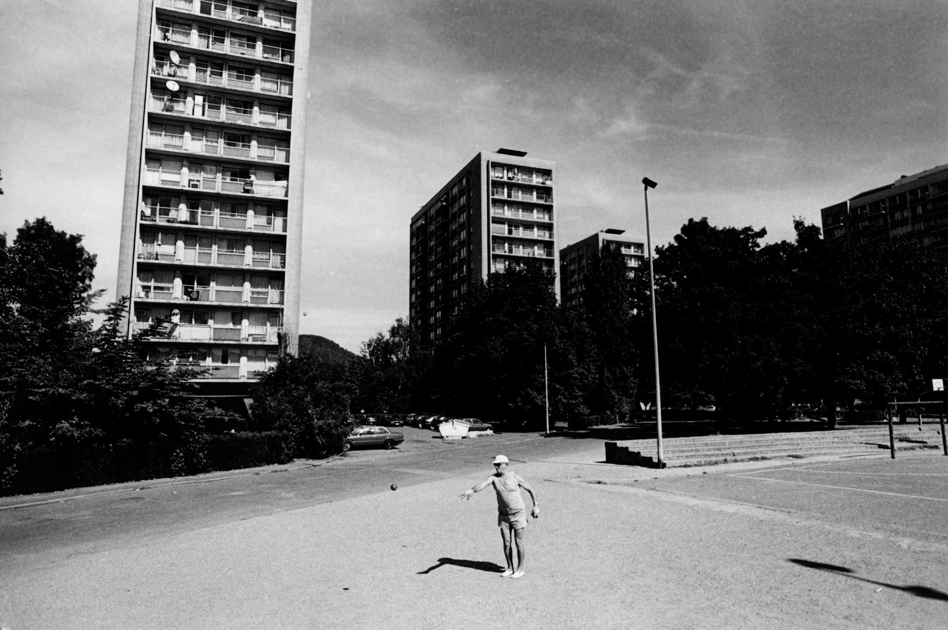 Jeu de Boule speler op plein in de wijk Droixe, Liége 2001