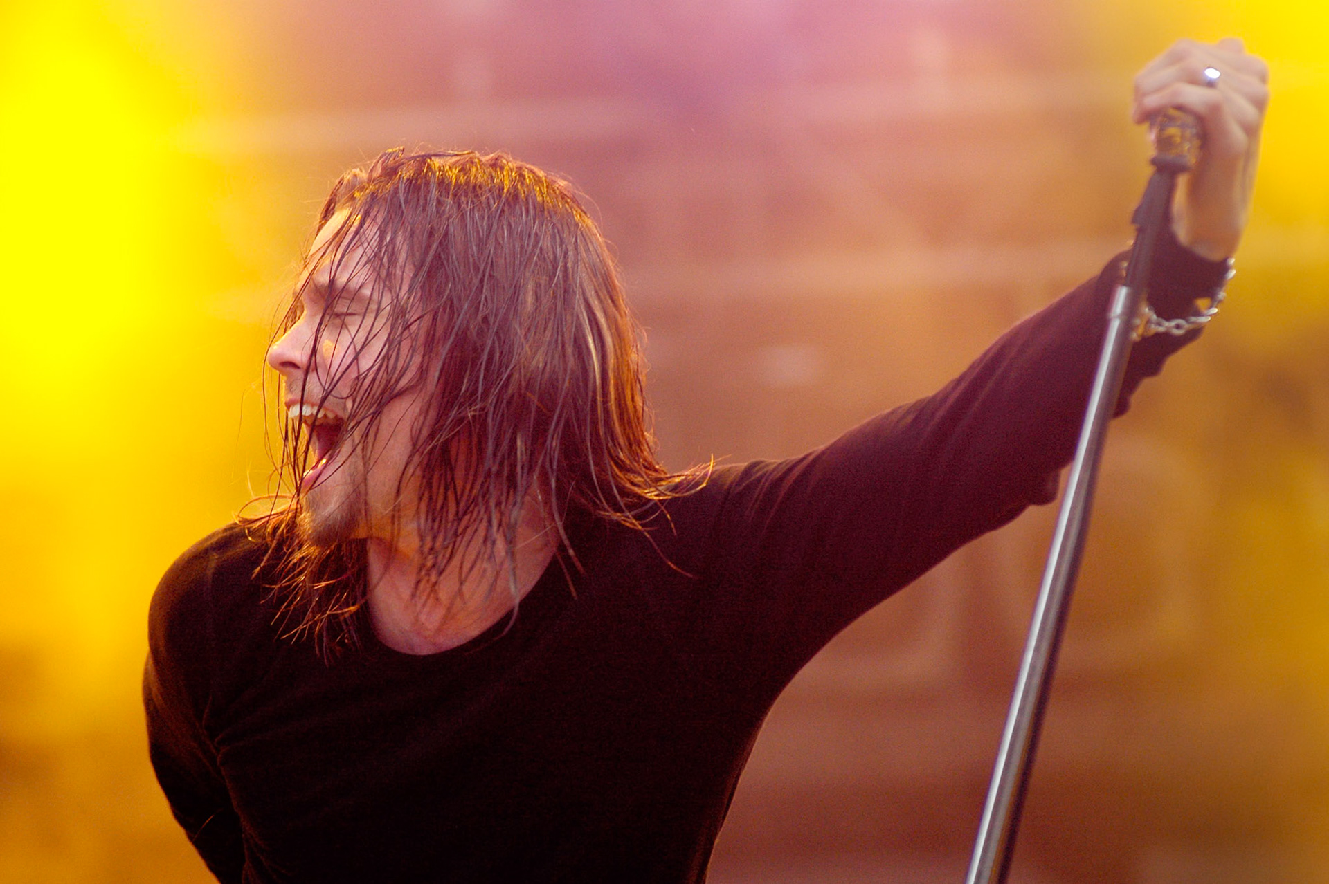 Alter Bridge zanger Myles Kennedy tijdens Pinkpop 4-6-2006