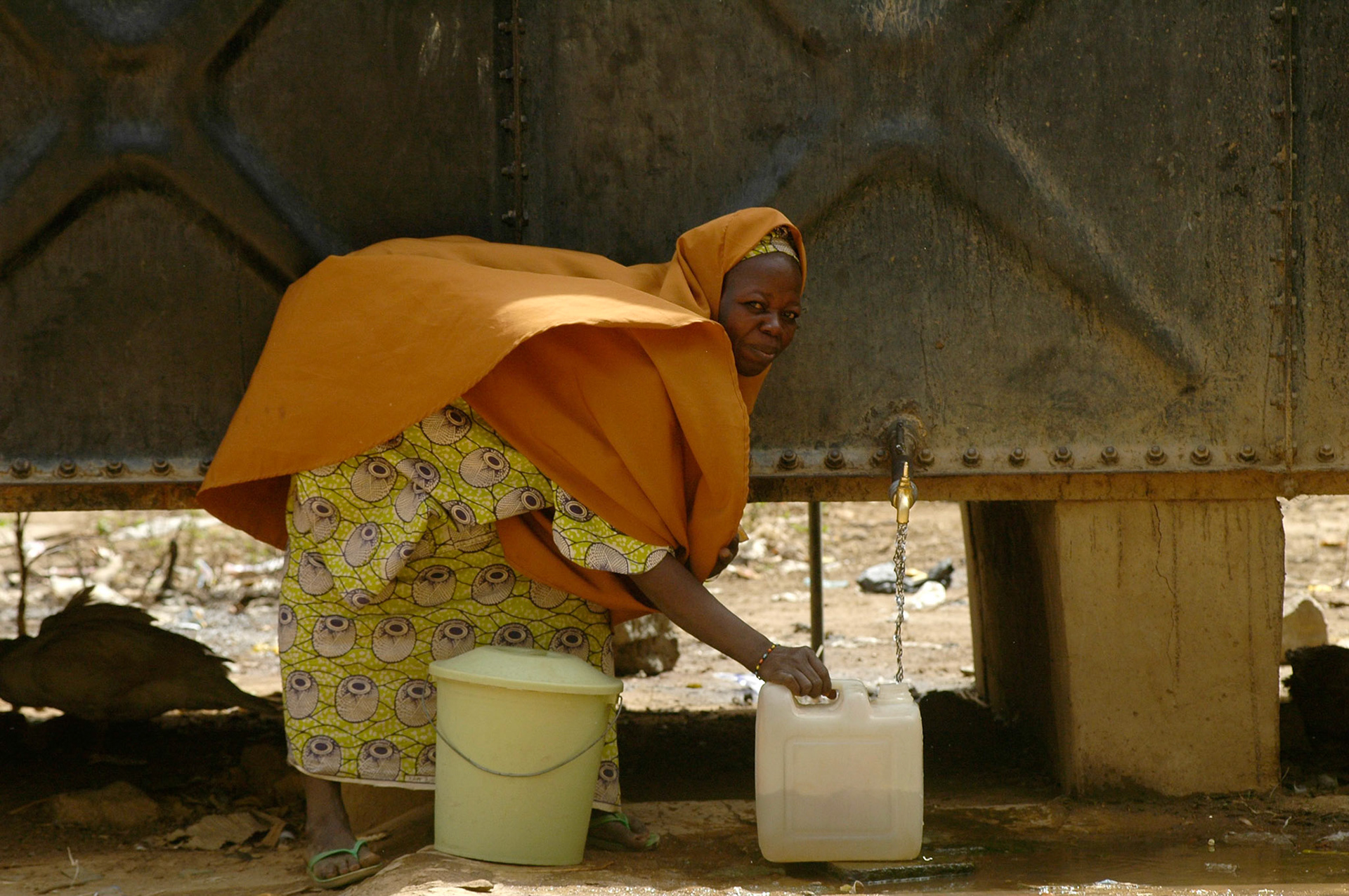 Vrouw haalt water uit watertank bij het NTBLTC Lepra en TBC hospital, Zaria (Nigeria) 11 april 2006