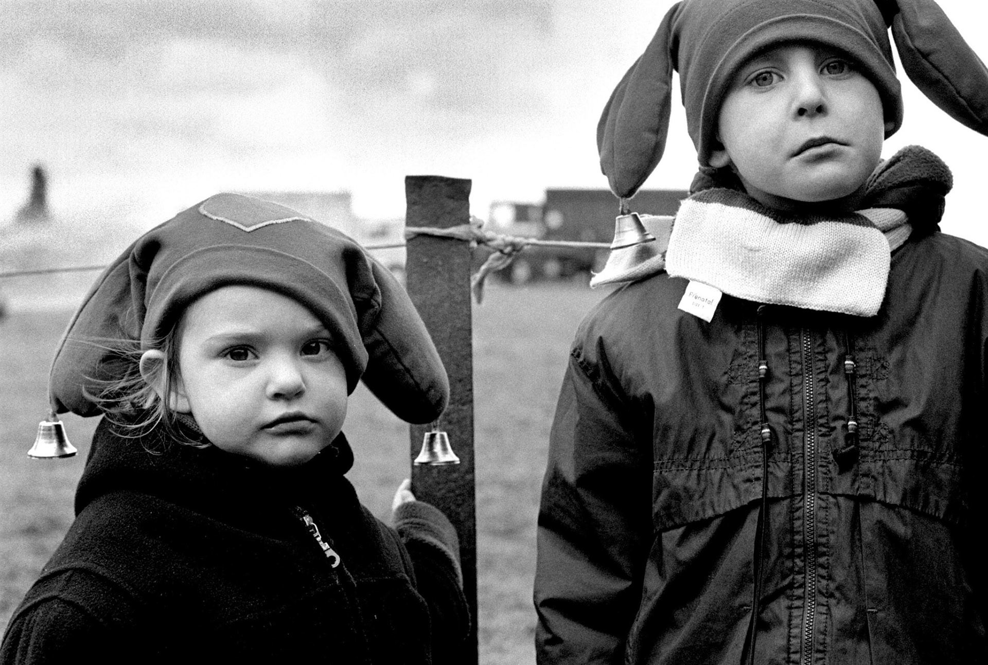 Kinderen met narrenmuts tijdens de "Hei Op" feesten in Banholt, april 2002