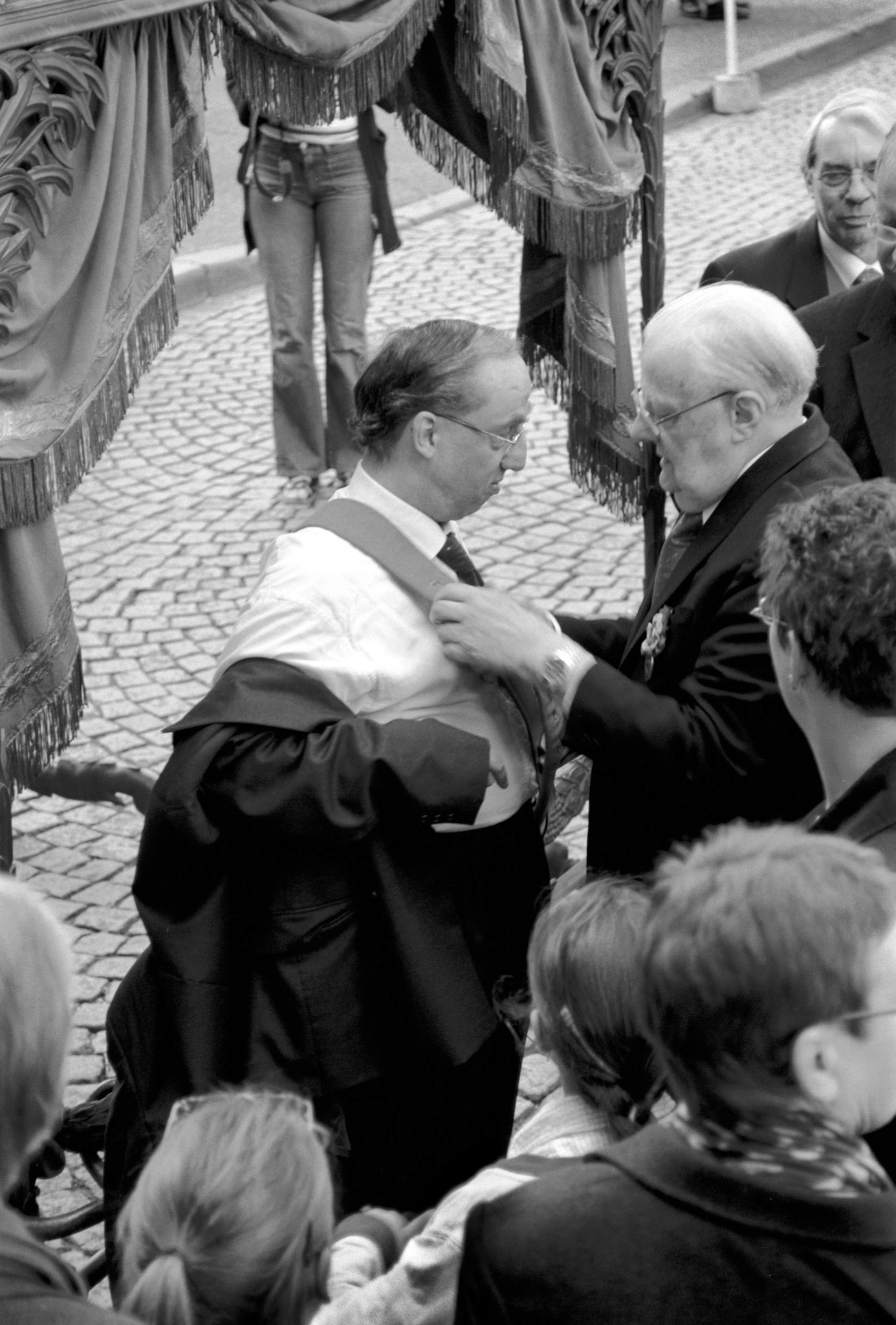 Processie in Stockstraatkwartier te Maastricht, Opening van de feestweek '100 jaar Sterre-der-Zeekapel' april 2003