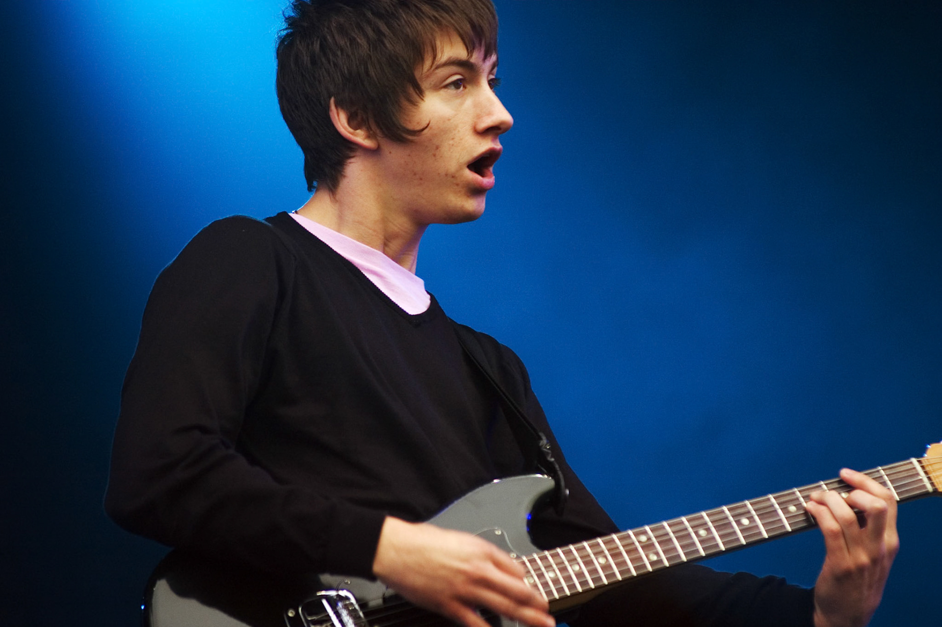 Arctic Monkeys zanger Alex Turner live op het Pinkpopfestival, Landgraaf 28-05-2007