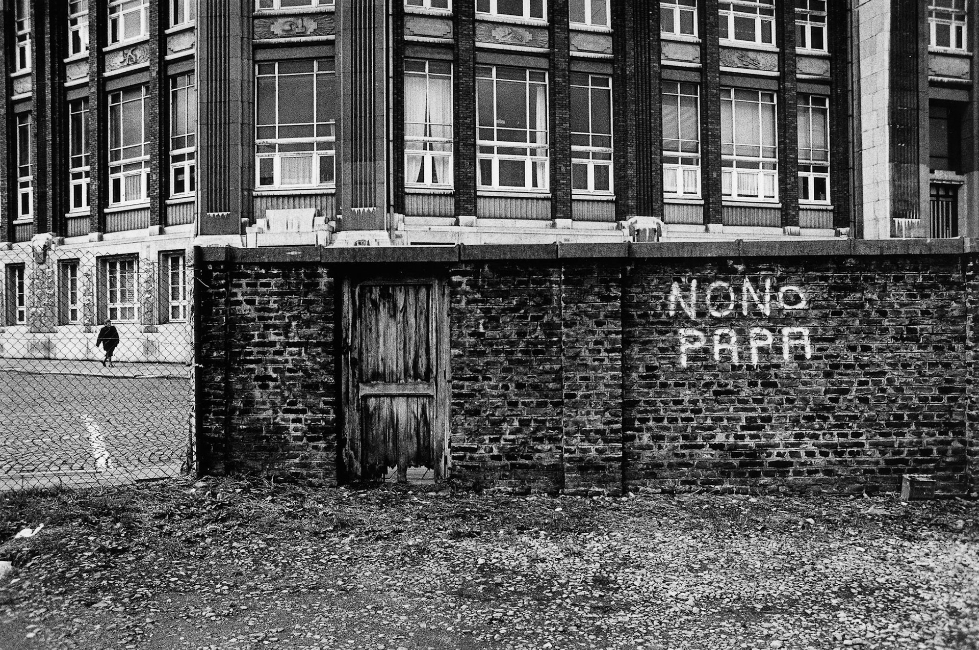Muurschildering met "No No Papa" in Seraing, sept. 2002.
"Onder industrieele vleugels" Maassteden in Wallonie.