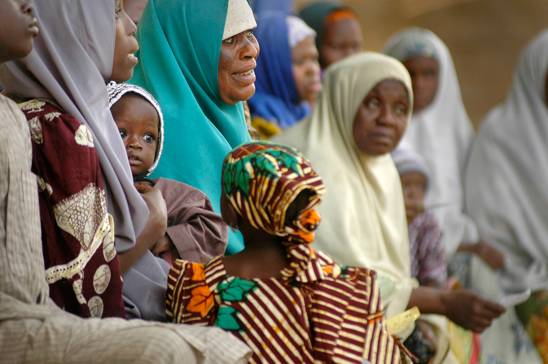 Mensen wachten buiten voor het opengaan van de Almadina Pharmacie, Zaria (Nigeria) 11 april 2006