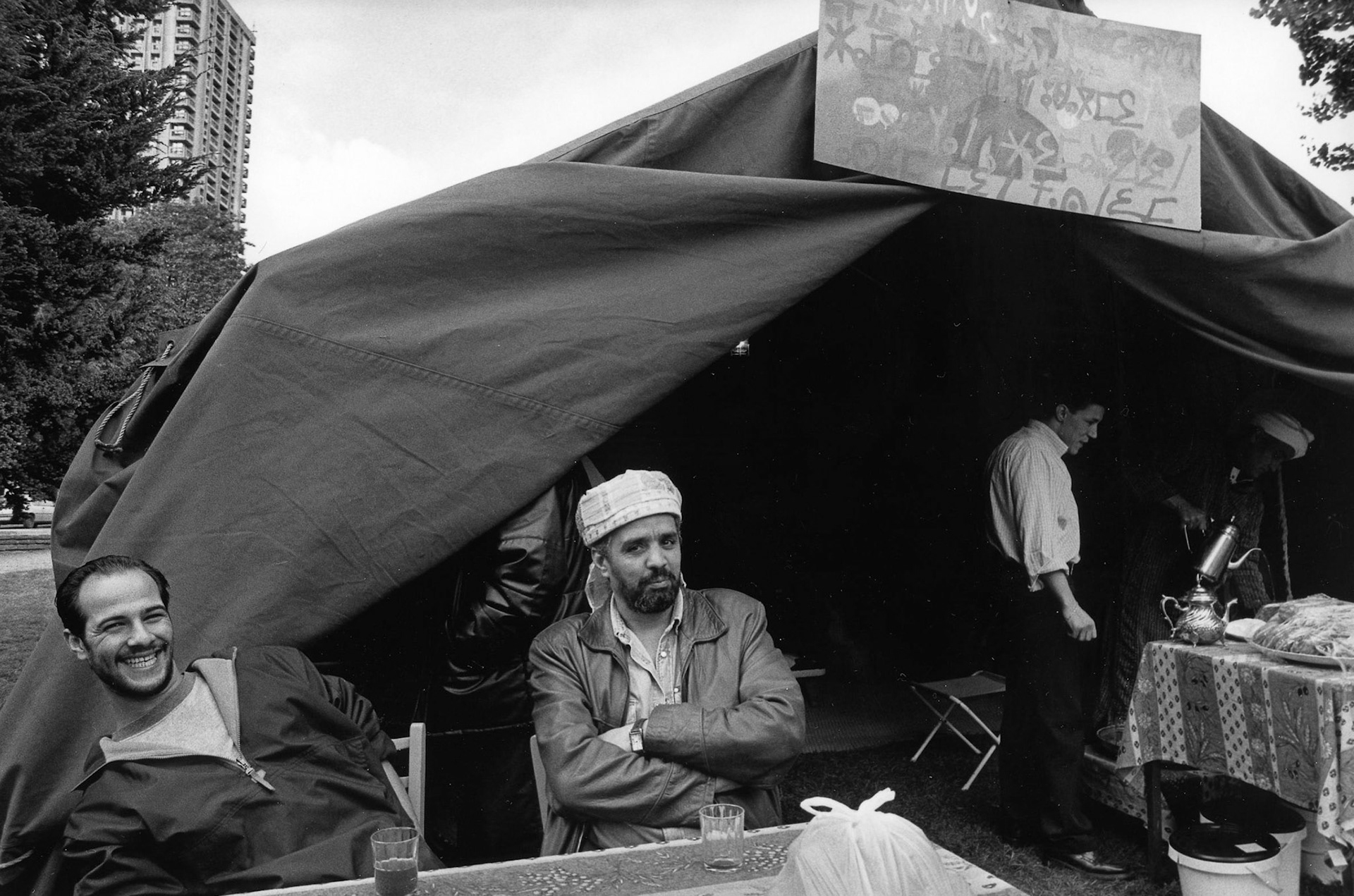 Mannen drinken thee in een theekraampje op straat tijdens een straatfeest in de wijk Droixe, Luik, sept. 2002
