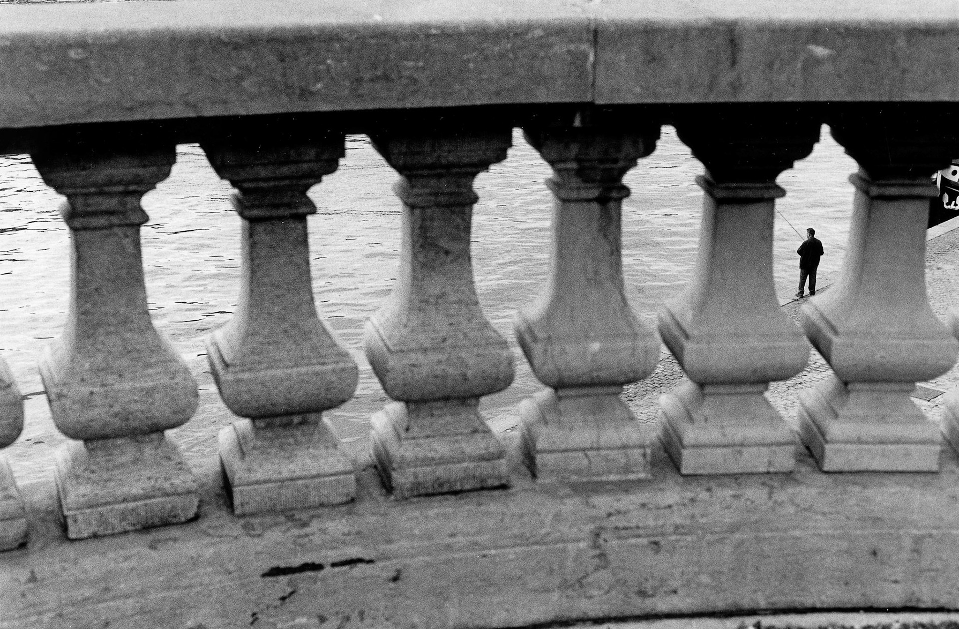 Visser langs de maas.
"Onder industrieele vleugels"
Maassteden in Wallonie. Luik, sept. 2002